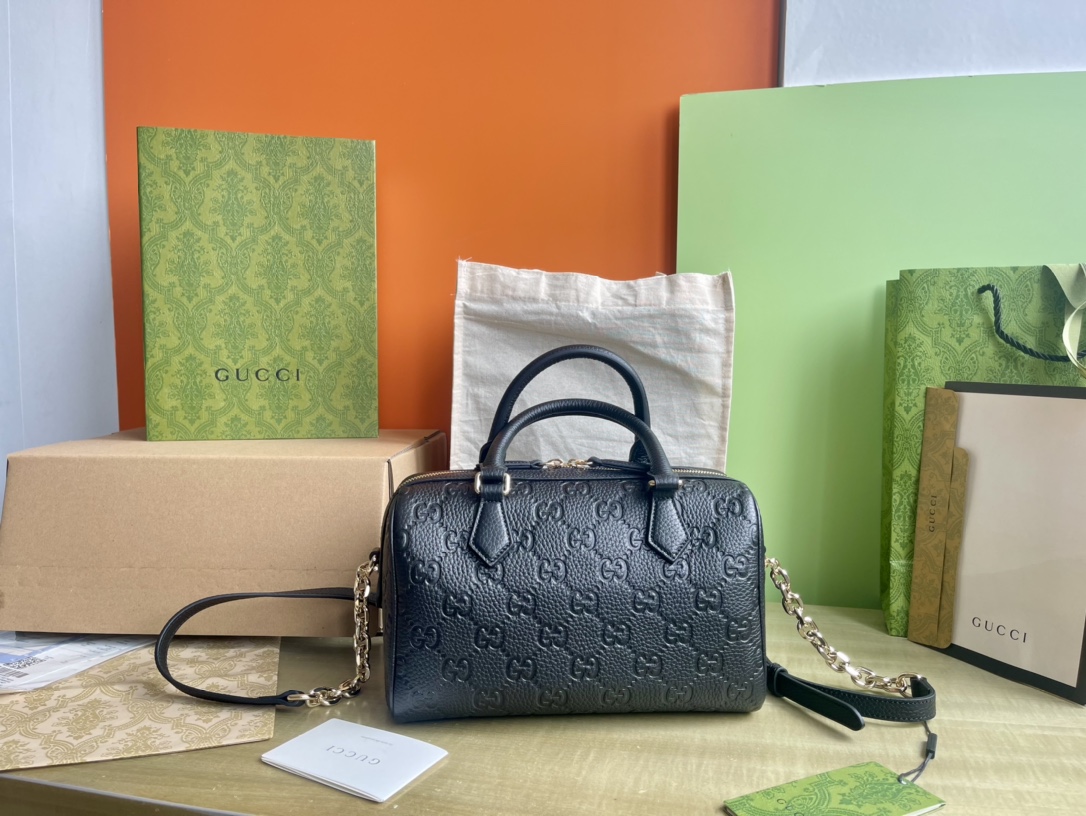 Gucci Bolso de Mano Pequeño Emblem de Piel Granulada Negra