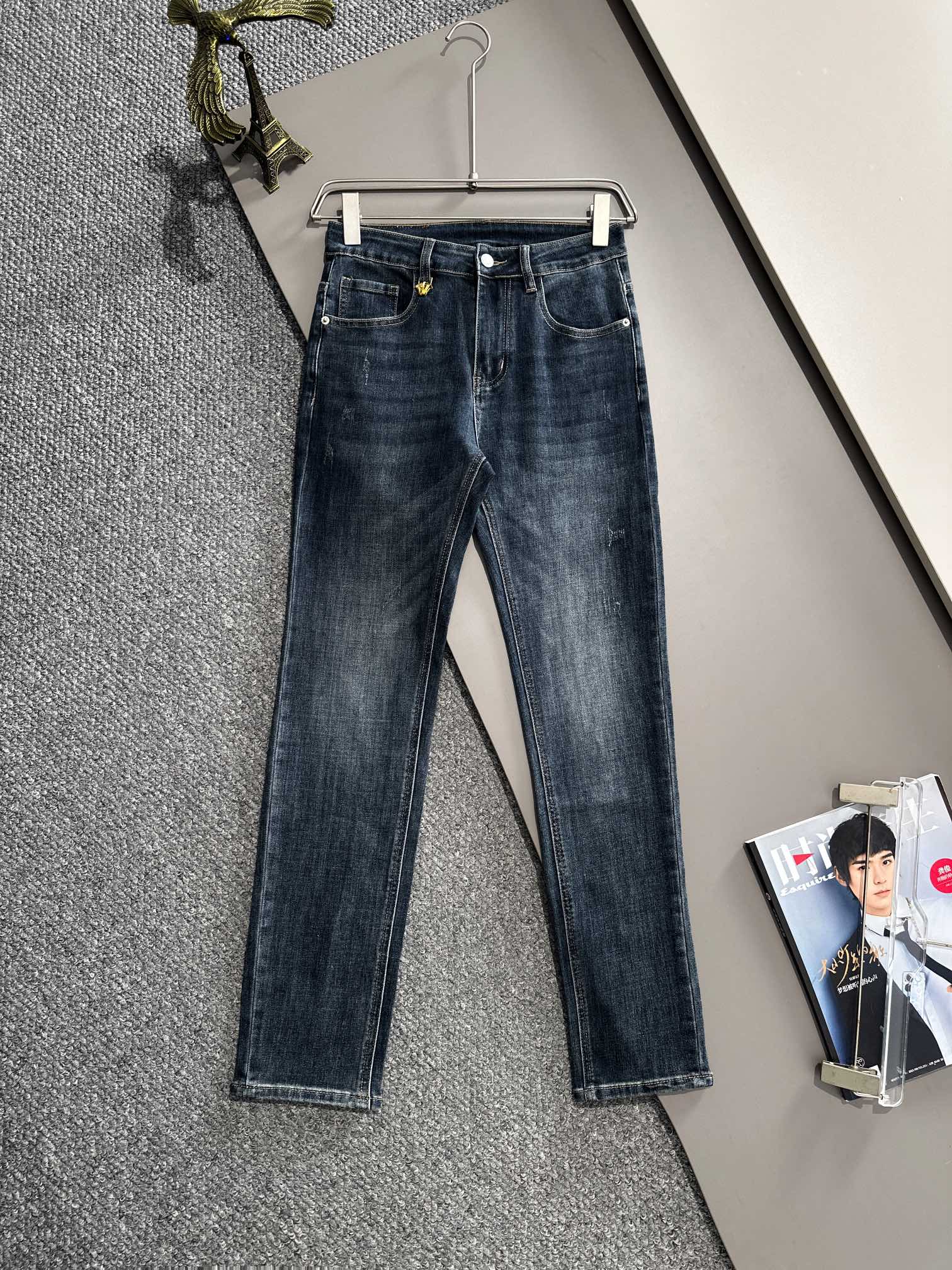 Versace 2024 Otoño/Invierno Nuevos pantalones vaqueros ajustados de pierna larga, con tela de mezclilla de algodón liso…