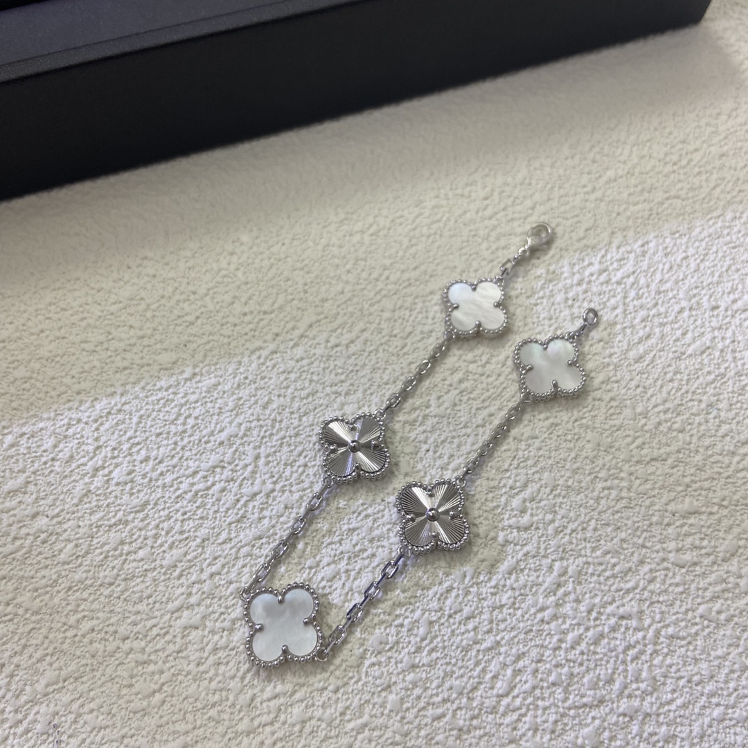 梵克雅宝手链 五花镭射间白贝手链