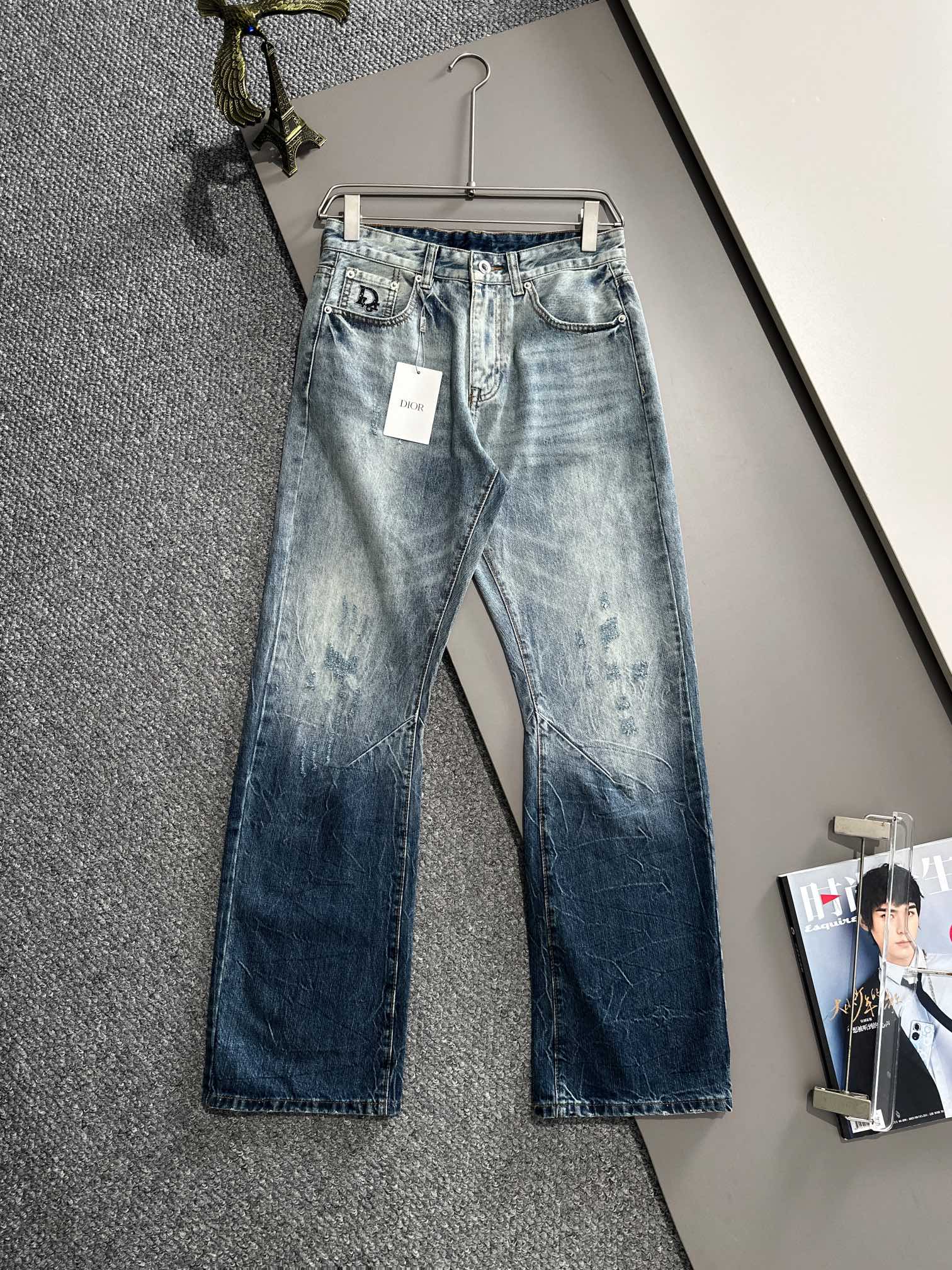 Los nuevos pantalones vaqueros ajustados de otoño e invierno de Dior de 2024 están tejidos con telas vaqueras de algodó…