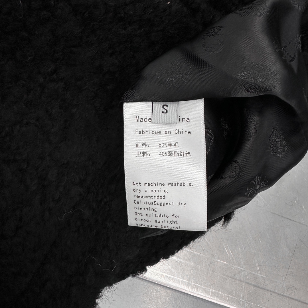 克罗心✝️｜新款粗纺外套，60%羊毛🦙面料，柔软顺滑手感细腻，内胆采用定制提花面料，质感拉满，搭配开模定