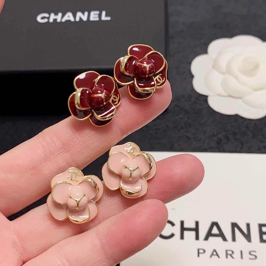NO:105993,New Chanel Xiaoxiang Double C Simple Camellia Wine Red, Pink New Year Red Earrings This earring is really super beautiful. It looks simple in design but has a good wearing effect. Even the small earlobe like me is very okzp brass material. The upper ear is super elegant and elegant, the jewelry is boutique, chanel, earrings19860909新款 Chanel 小香双C简约山茶花酒红色、粉色新年红耳钉这款耳环真的超级美看着设计简单但是佩戴效果好看到爆就连我这种小耳垂的也很okzp黄铜材质 上耳超气质优雅,饰品精品,chanel,earrings,Jewelry