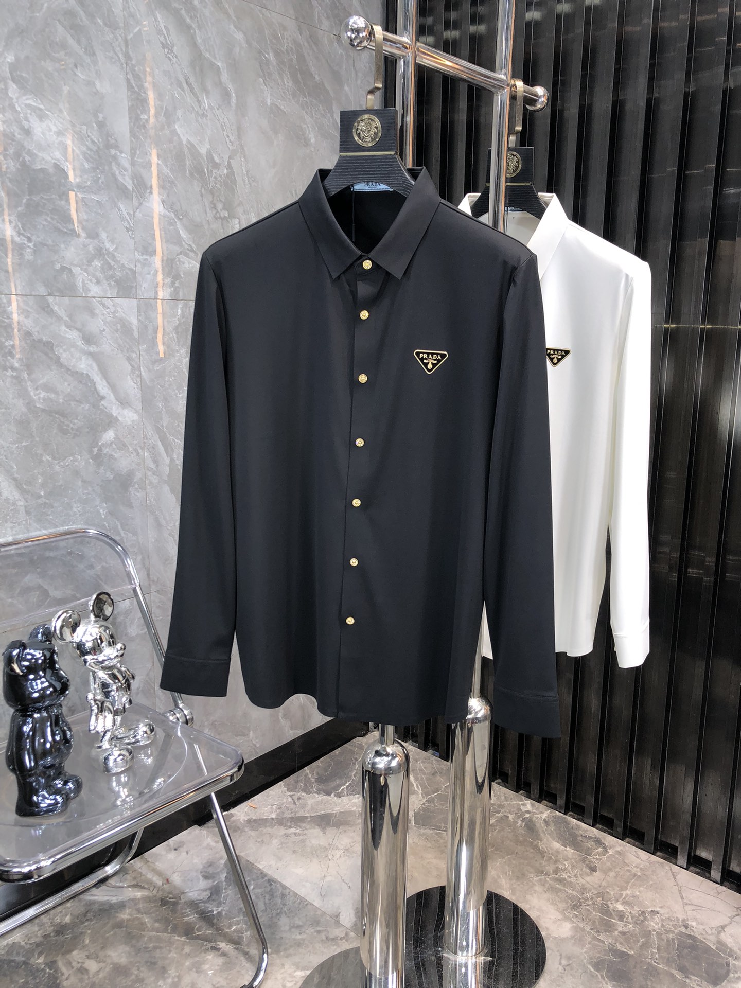 NO:117234,Supports the return and exchange after the New Year. Prada. The latest counter style shirt. Original custom fabric. Double strand double merceration. The quality is comparable to that of the counter. The z shirt design style is unique and novel. A must-have item for warm men. All details are perfectly 1 to 1 replica, restoring the authentic product 100%. The code number m-xxXL.m wears 175/130 catties, prada, shirts, alexander wang19860909支持年后退换. .普拉达.最新专柜款衬衣.面料原版定制.双股双丝光.不变形品质堪比专柜,z衬衫设计风格独特新颖.暖男必备单品,所有细节做工完美1比1复刻,还原正品百分百.码数m-xxXL.m穿175/130斤,,prada,shirts,alexander wang,Men's clothing