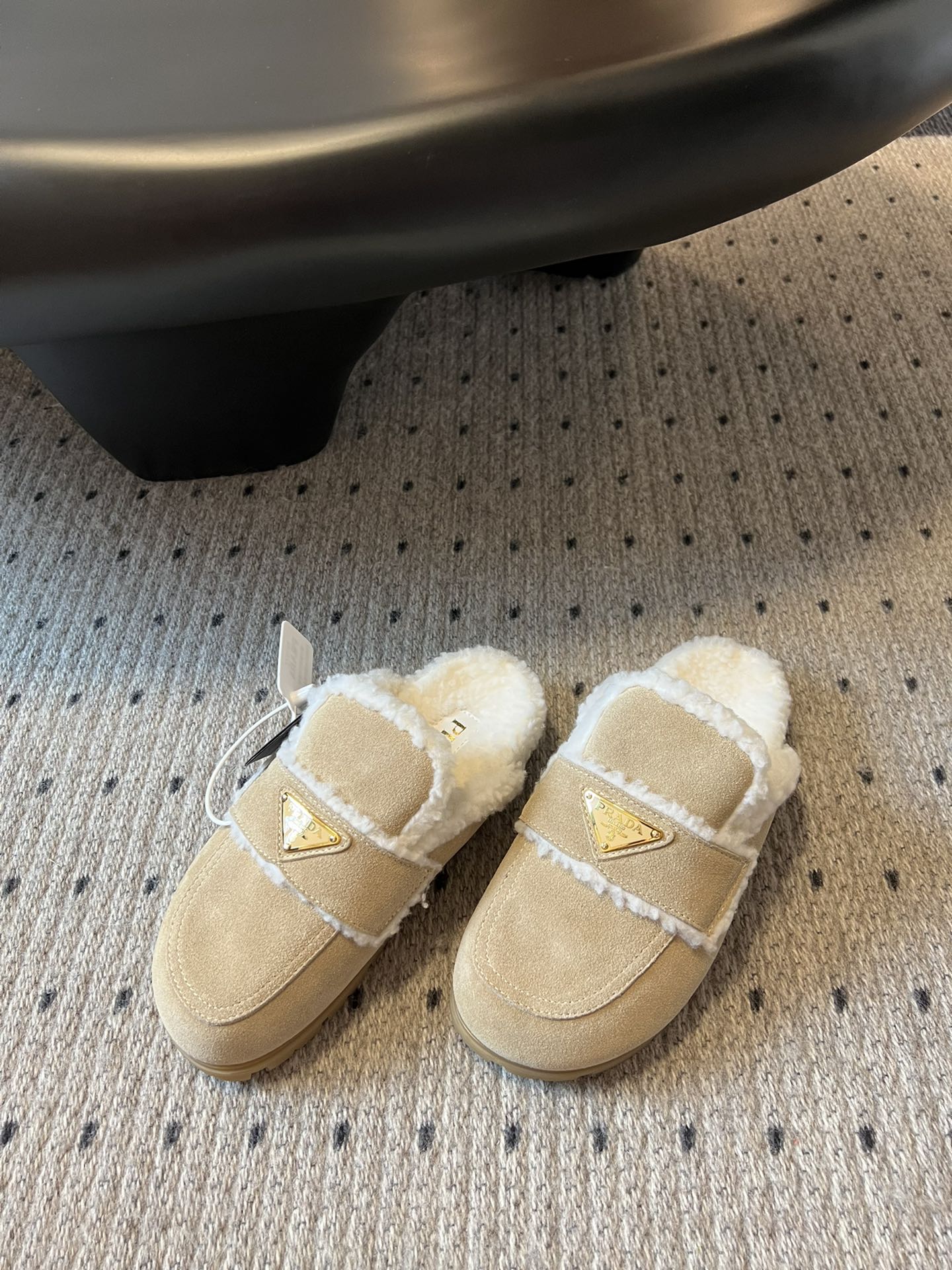 普拉达 prad* 秋冬毛毛半包拖鞋系列 对原版工艺 每个款式，颜色都很赞！！集舒适 可爱 时尚 高雅 