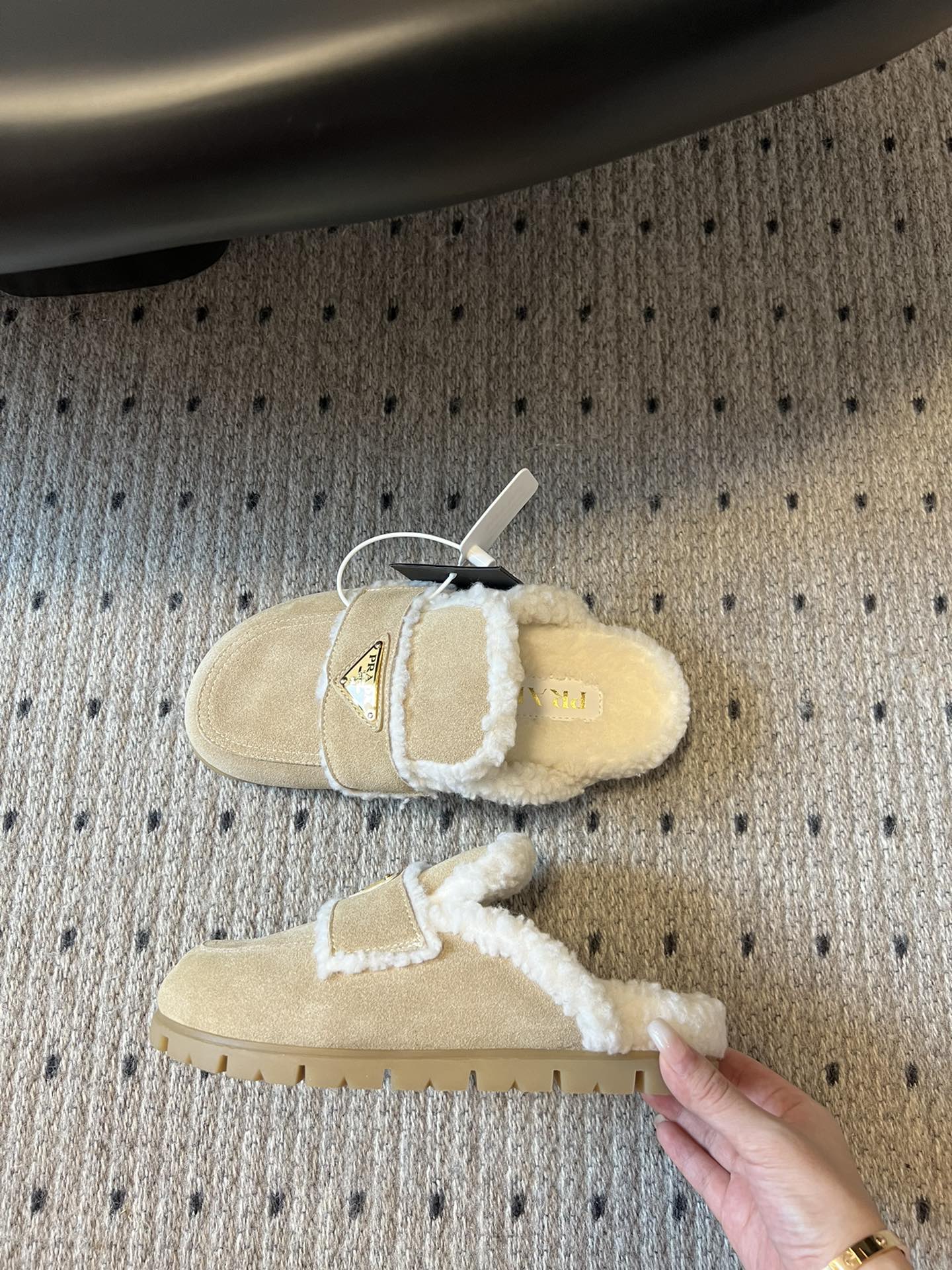 普拉达 prad* 秋冬毛毛半包拖鞋系列 对原版工艺 每个款式，颜色都很赞！！集舒适 可爱 时尚 高雅 