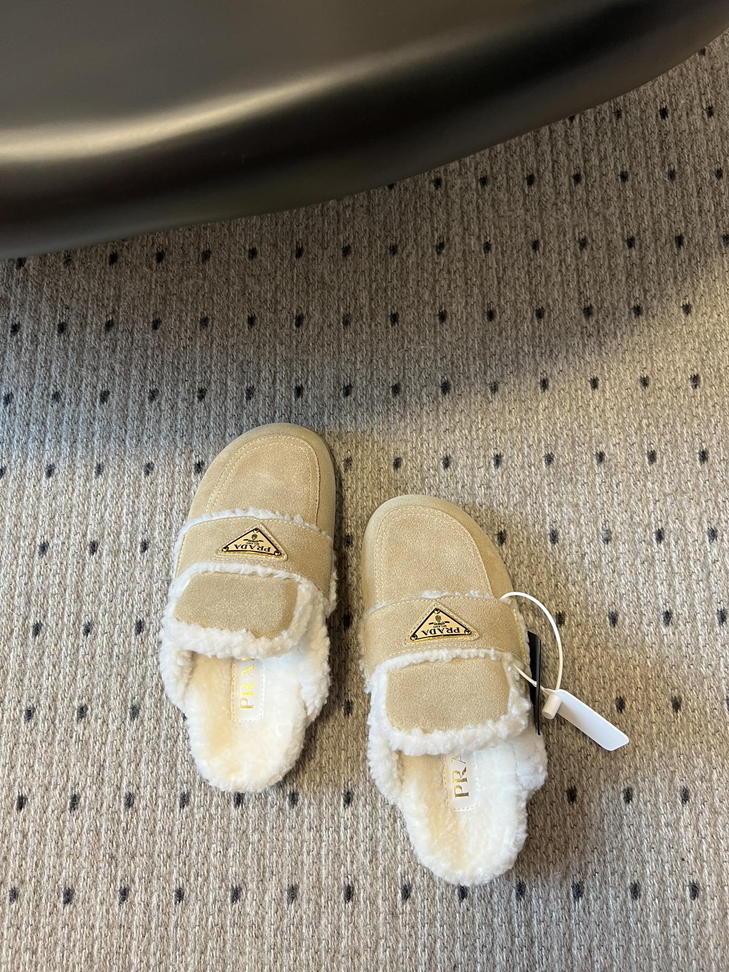 普拉达 prad* 秋冬毛毛半包拖鞋系列 对原版工艺 每个款式，颜色都很赞！！集舒适 可爱 时尚 高雅 