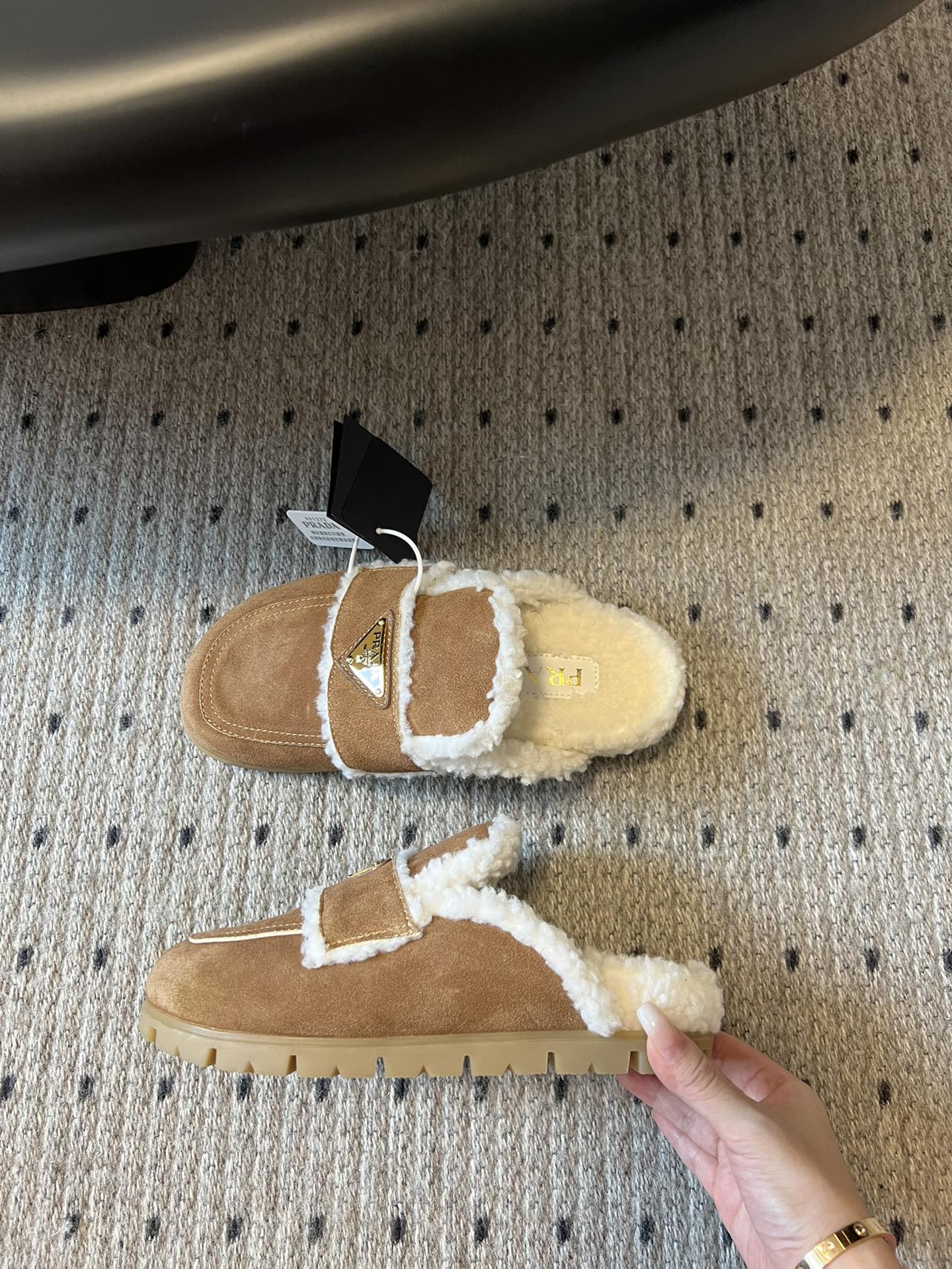 普拉达 prad* 秋冬毛毛半包拖鞋系列 对原版工艺 每个款式，颜色都很赞！！集舒适 可爱 时尚 高雅 