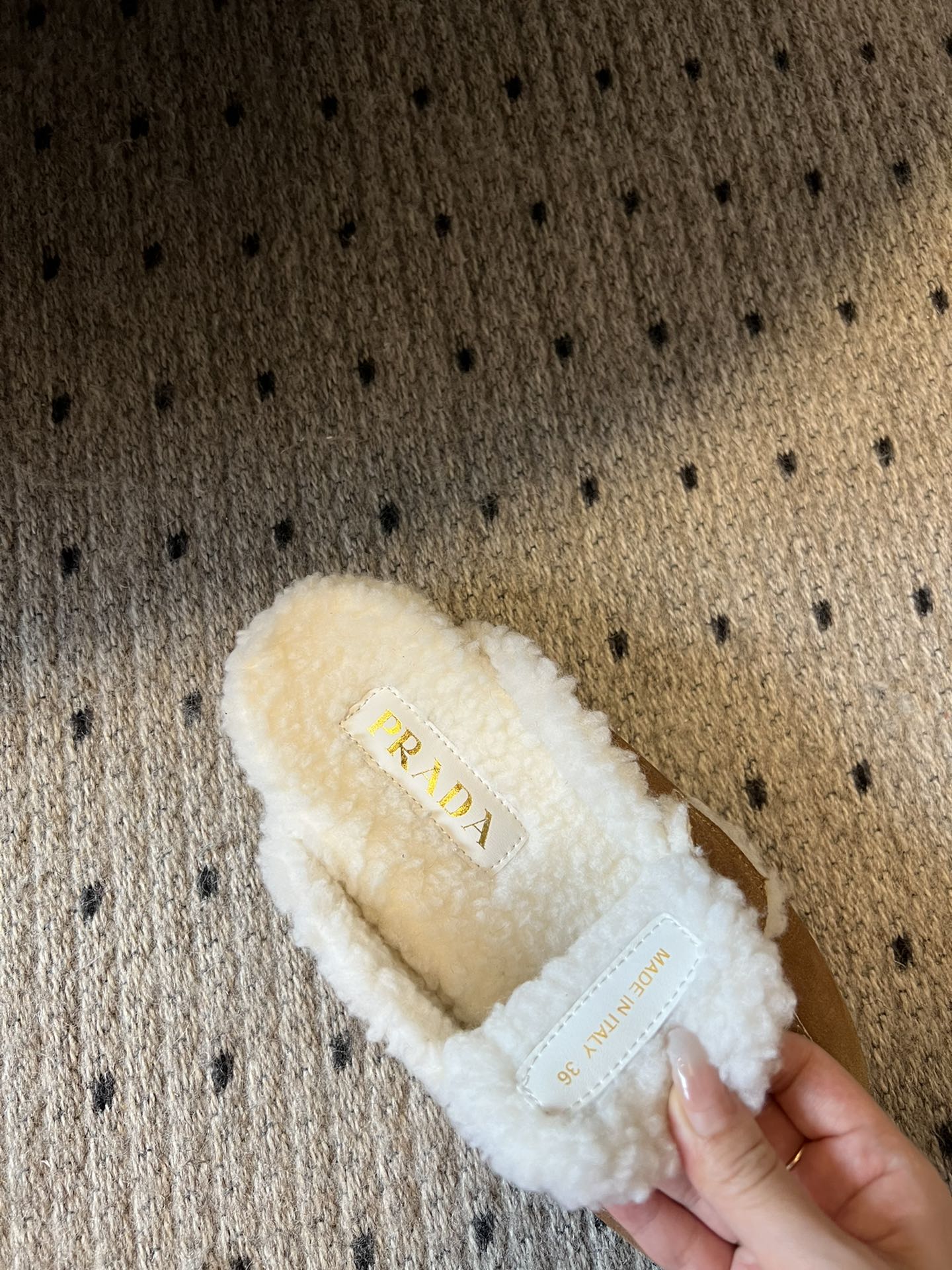 普拉达 prad* 秋冬毛毛半包拖鞋系列 对原版工艺 每个款式，颜色都很赞！！集舒适 可爱 时尚 高雅 
