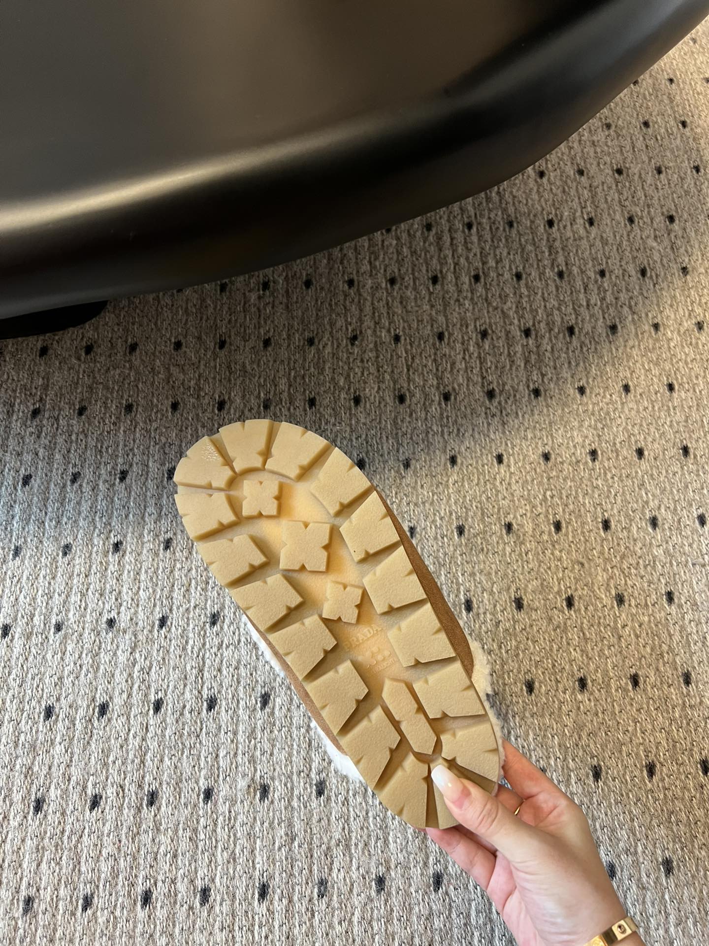 普拉达 prad* 秋冬毛毛半包拖鞋系列 对原版工艺 每个款式，颜色都很赞！！集舒适 可爱 时尚 高雅 