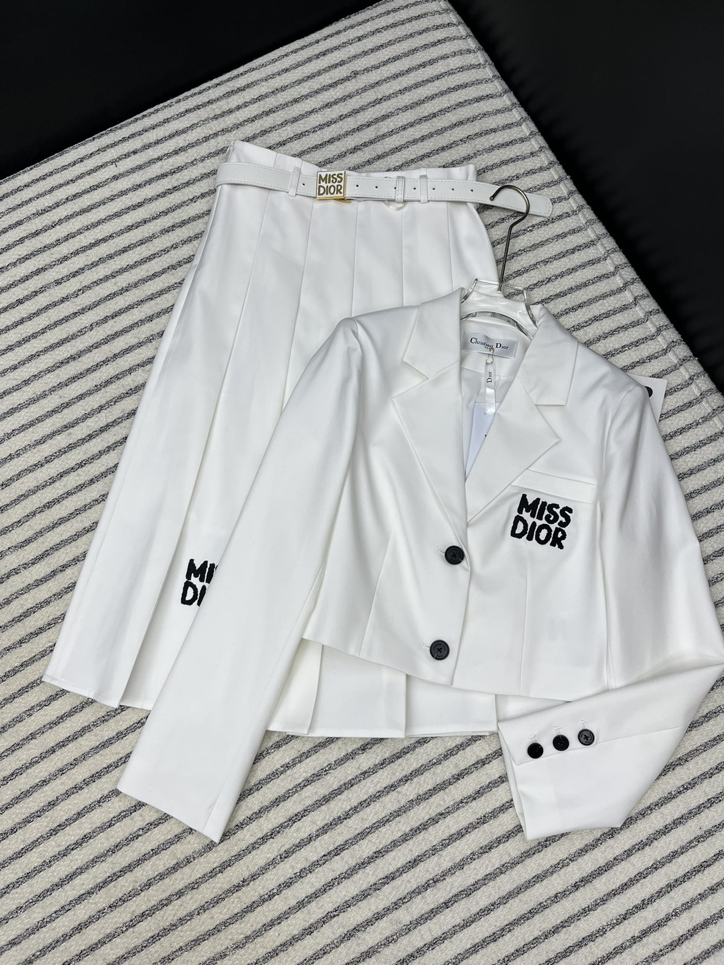 NO:327297,Recommended hot products!  Dio*24 autumn and winter new style, high-end suit skirt, it is also super beautiful when paired separately, matched with metal logo belt, full of texture, full of eye-catching, suit lapel short top   pleated skirt, full of age-reducing set, daily outfit without matching worries, texture workmanship details are all online, two colors SML, dior, skirts, business suit, alexander wang19860909爆款推荐！Dio*24秋冬新款 高级套装裙 分开搭配也是超美 搭配金属logo腰带 质感满分 吸睛感满满 西装翻领短款上衣 百褶半裙 减龄感满满的一套 日常装扮没有搭配烦恼 质感做工细节都在线 两色SML,,dior,skirts,business suit,alexander wang,Women's clothing