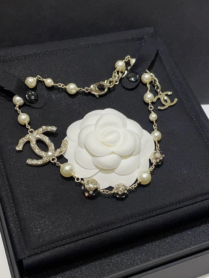 💰105今日新品🆕
🦢𝑪𝒉𝒂𝒏𝒆𝒍香奈儿双C圆球珍珠晶钻 项链
富家千金风👑