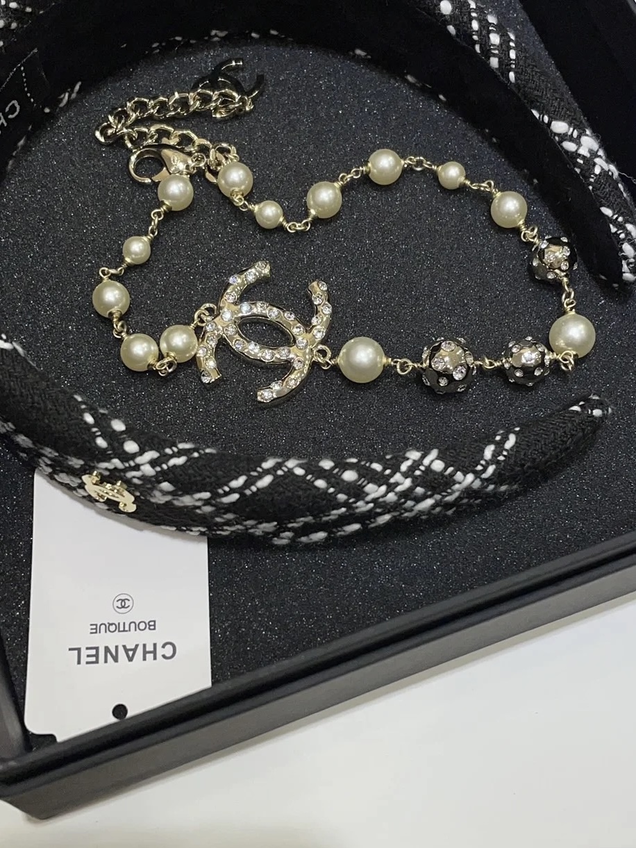 💰105今日新品🆕
🦢𝑪𝒉𝒂𝒏𝒆𝒍香奈儿双C圆球珍珠晶钻 项链
富家千金风👑