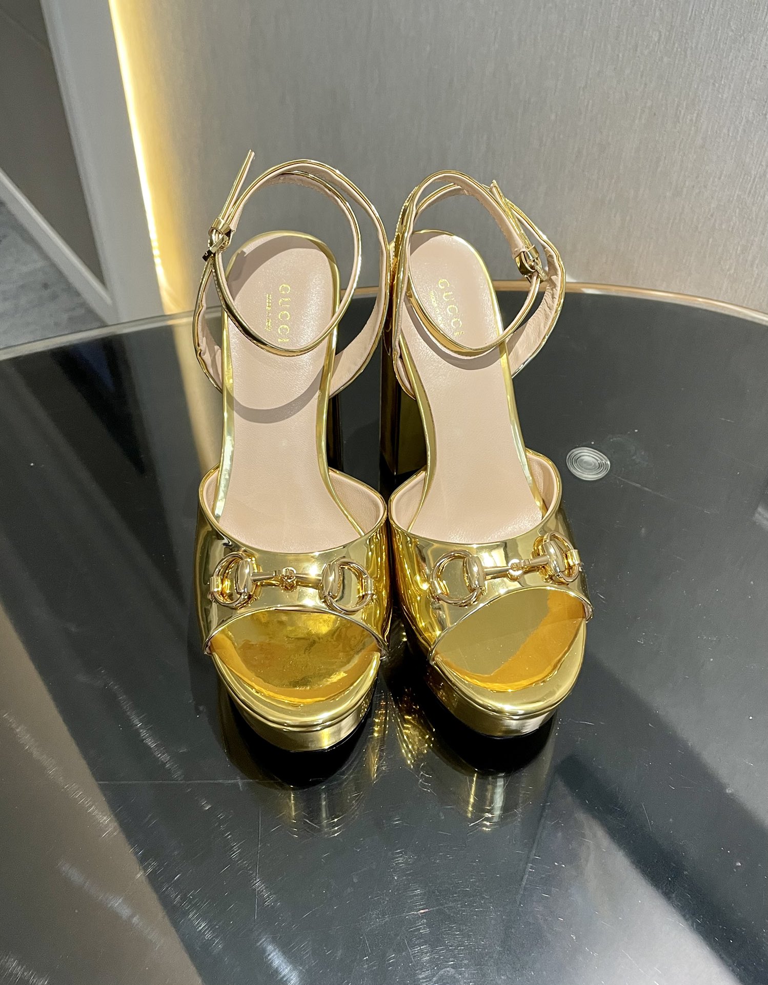 NO:173145,Gucci / Classic catwalk horse buckle hatred high-heeled sandals, G family reflects the sense of high-end. It always makes people feel convincing. It looks quite simple style, but it is inexplicably high-end. It is very sexy and makes you easily match it. It shows all kinds of styles. The upper is imported calfskin. The inner tiptoe original sheepskin. The Italian imported leather sole. The water platform is 2cm. The heel height is 11cm. Size35-39 (customized by 40/41/42), sandals, gucci, gucci, sandals, cowhide, sheepskin.19860909Gucci 古奇 /经典走秀马衔扣恨天高防水台高跟凉鞋,G家在体现高级感这块 总让人大写的服气看起来蛮简单的款式 但上脚就莫名很高阶 非常性感让你轻松搭配尽显各种风格 鞋面原版进口小牛皮 内里踮脚原版羊皮 意大利进口真皮底 水台2cm 跟高11cm Size35-39（40/41/42定制）,凉鞋,gucci,gucci,sandals,cowhide,sheepskin,Women's Shoes