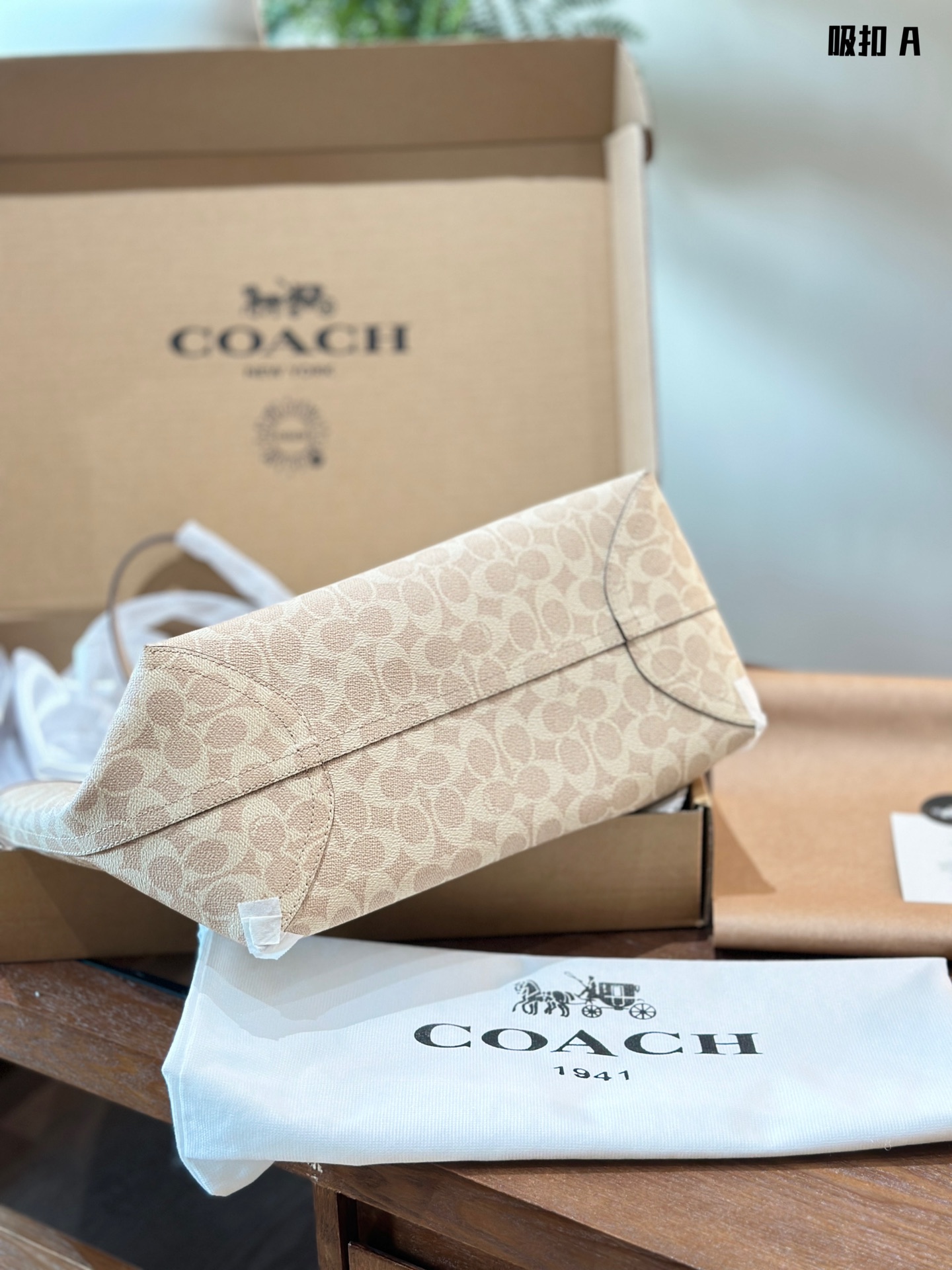 Coach City Signature Tote Bag - Ligera, Espaciosa y Elegante para Diario 4 i1727362154 282 2