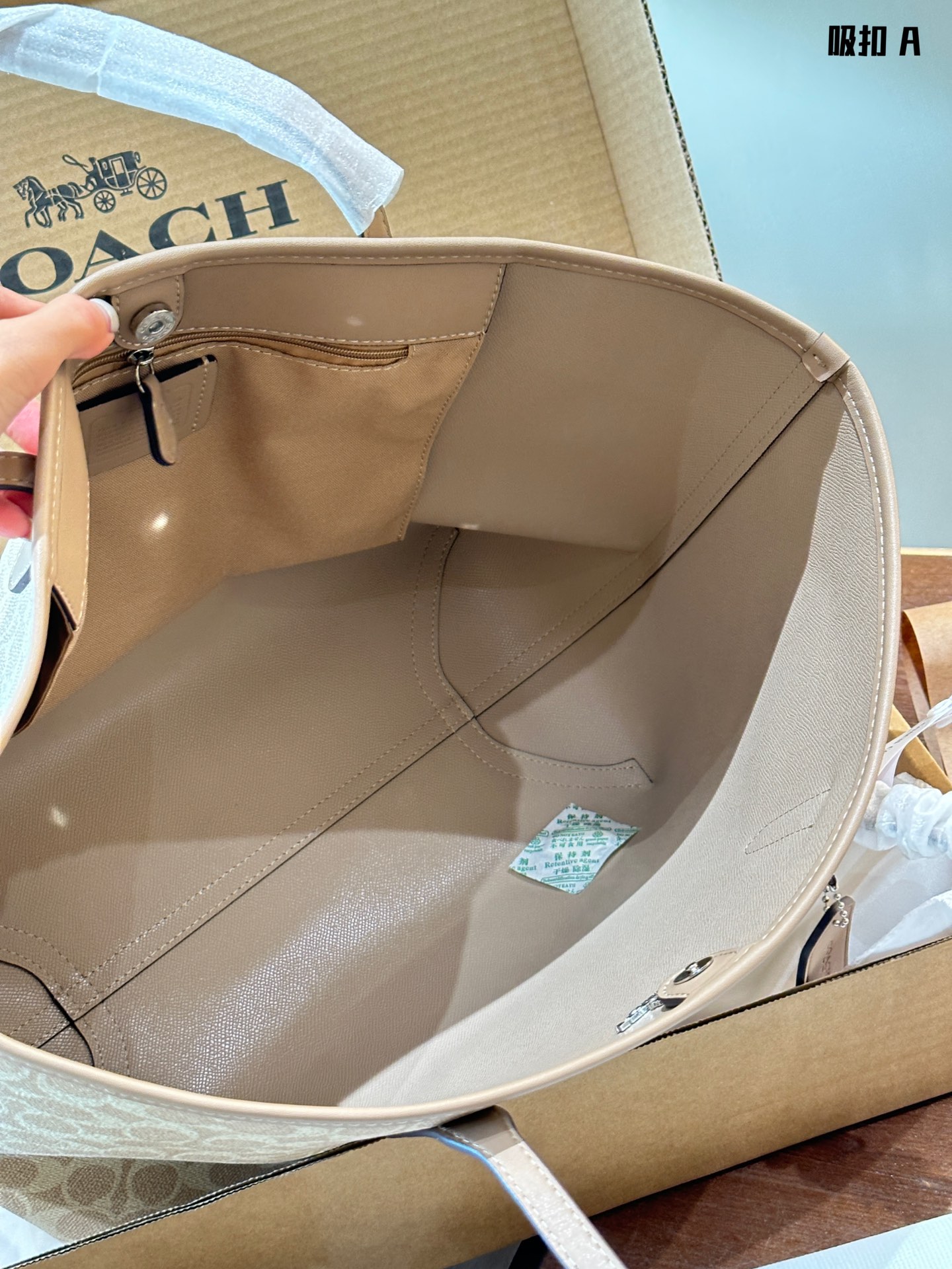 Coach City Signature Tote Bag - Ligera, Espaciosa y Elegante para Diario 8 i1727362154 3201 6