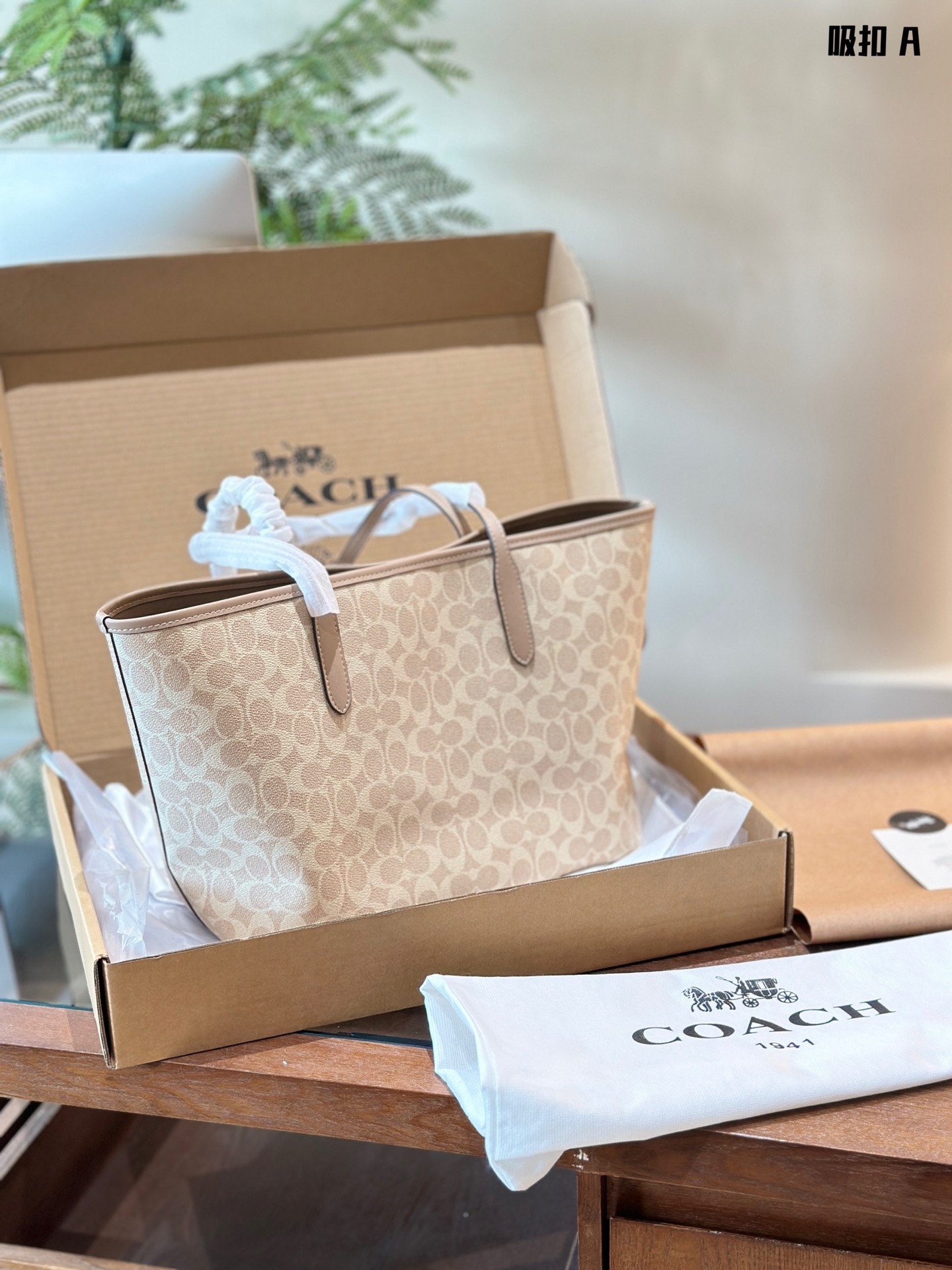 Coach City Signature Tote Bag - Ligera, Espaciosa y Elegante para Diario 5 i1727362154 3261 3