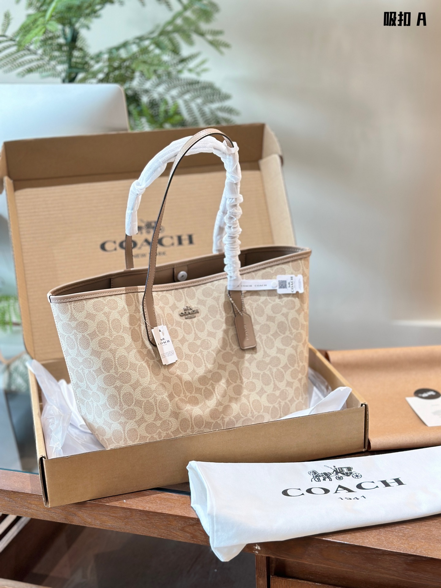 Coach City Signature Tote Bag - Ligera, Espaciosa y Elegante para Diario 6 i1727362154 6236 4