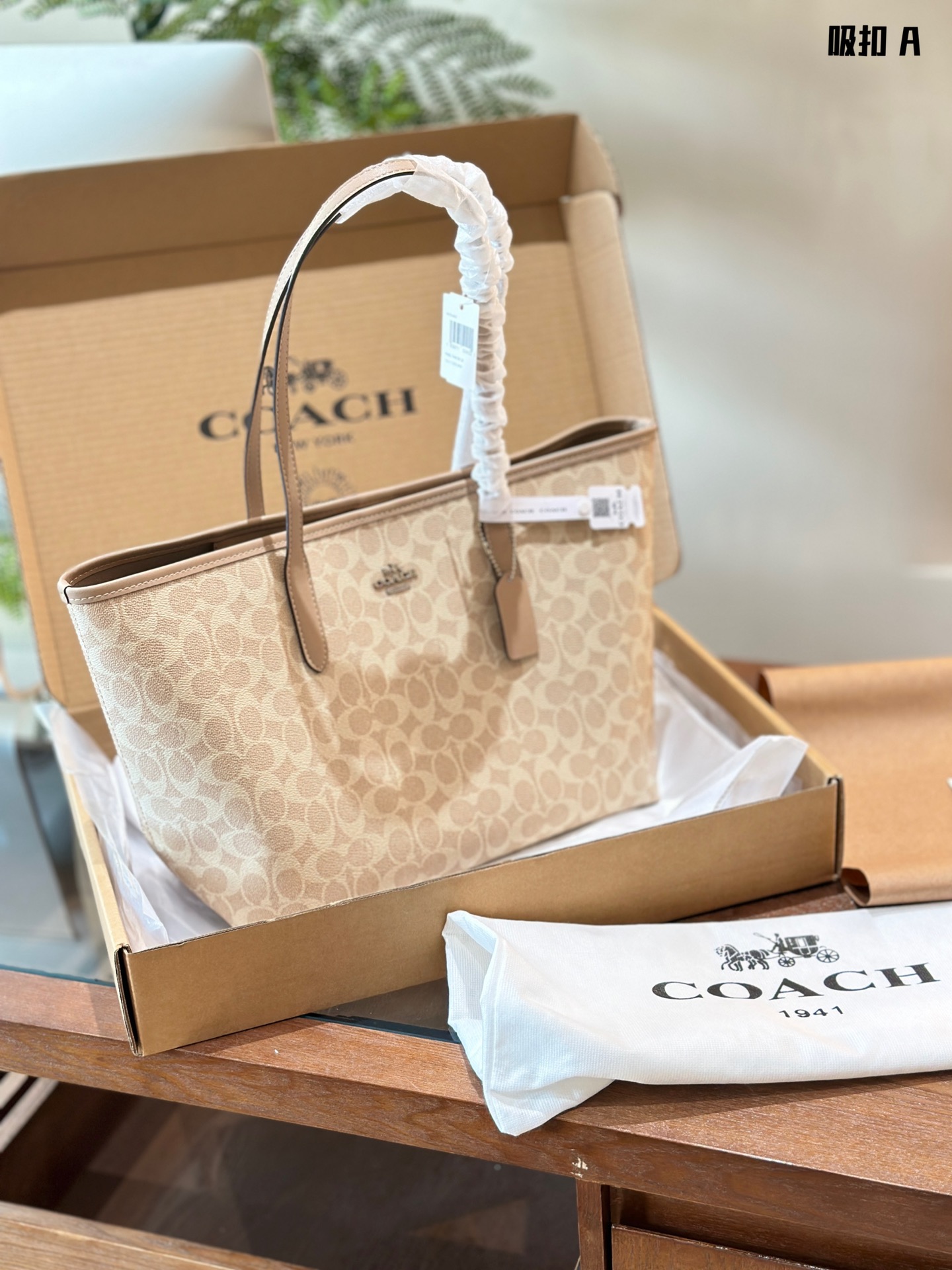 Coach City Signature Tote Bag – Ligera, Espaciosa y Elegante para Diario