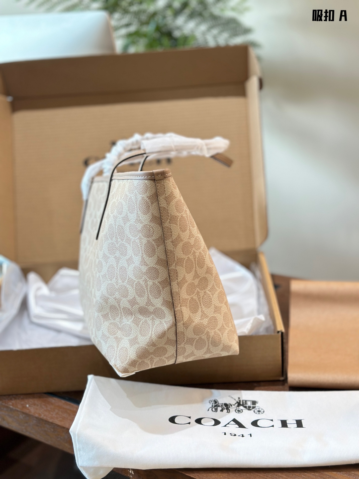 Coach City Signature Tote Bag - Ligera, Espaciosa y Elegante para Diario 7 i1727362154 9855 5