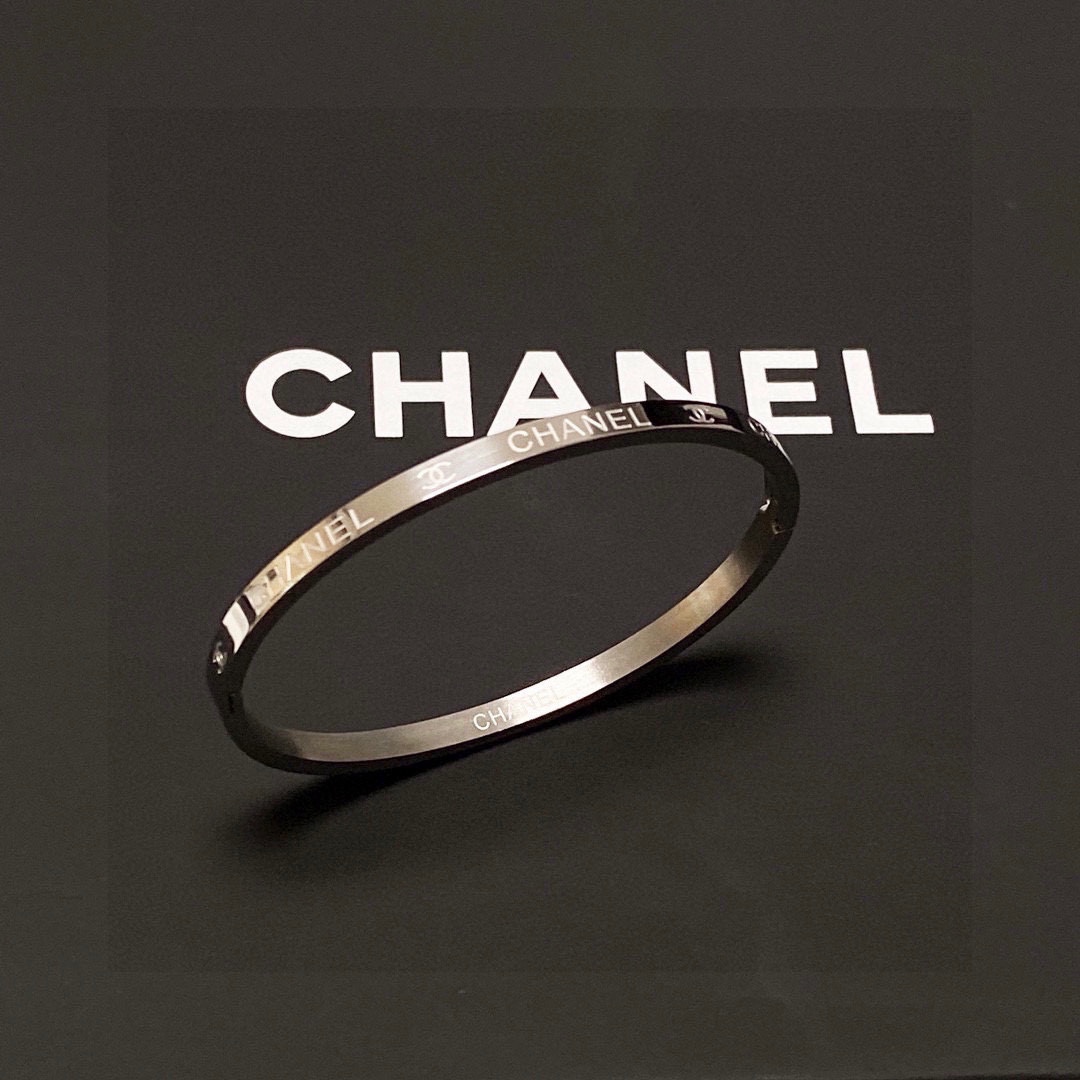 NO:105999,The new Chanel Chanel narrow version bracelet bracelet super heavy industry bling bling bling, the color matching is very good and high-end, the goddess temperament is high-end, the fine steel material is not allergic to fade, one to one exquisite craft, the classic charm, the cost-effectiveness is a must-have choice, the jewelry quality, chanel, chanel, bracelet, bracelet19860909新款香奈儿Chanel窄版手镯手链超重工bling bling,颜色搭配得非常好高级感 女神气质高端 精钢材质不过敏不褪色.一比一精美工艺,经典至极的魅物,性价比高 必备必入之选,饰品精品,chanel,chanel,bracelet,bracelet,Jewelry