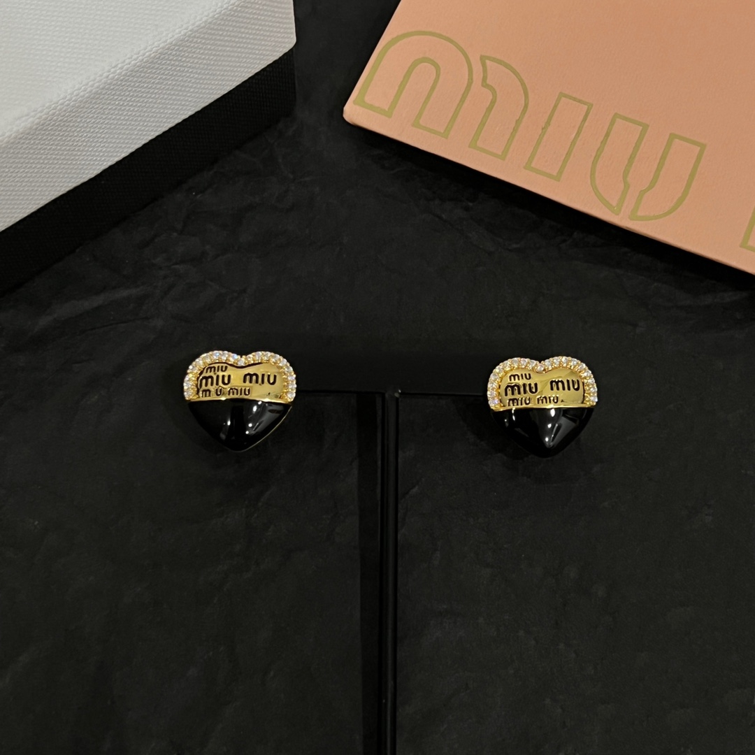 批70 miumiu  耳钉，设计感满满的小巧精致不挑脸型.非常百搭.