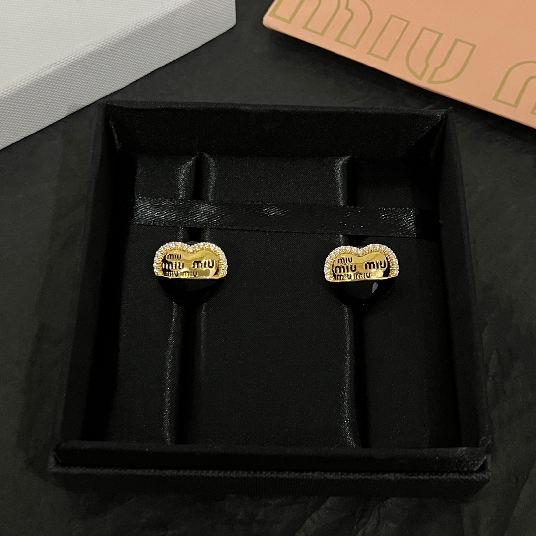 批70 miumiu  耳钉，设计感满满的小巧精致不挑脸型.非常百搭.