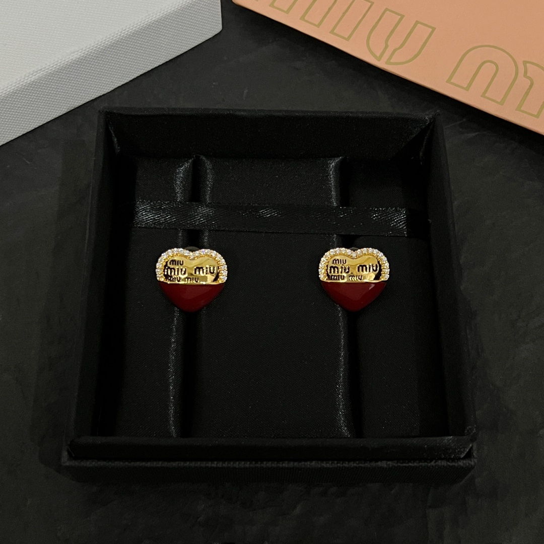 批70 miumiu  耳钉，设计感满满的小巧精致不挑脸型.非常百搭.