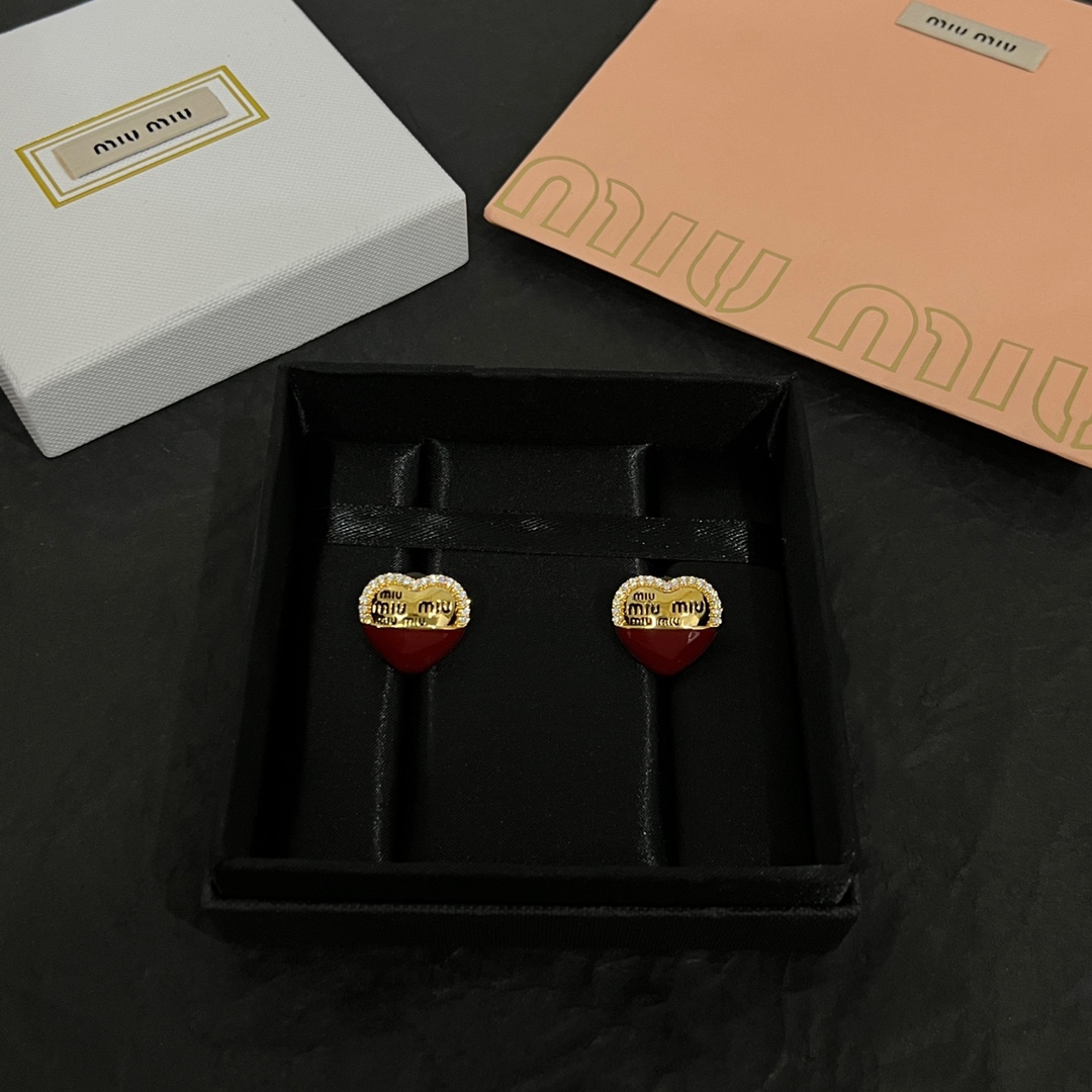 批70 miumiu  耳钉，设计感满满的小巧精致不挑脸型.非常百搭.