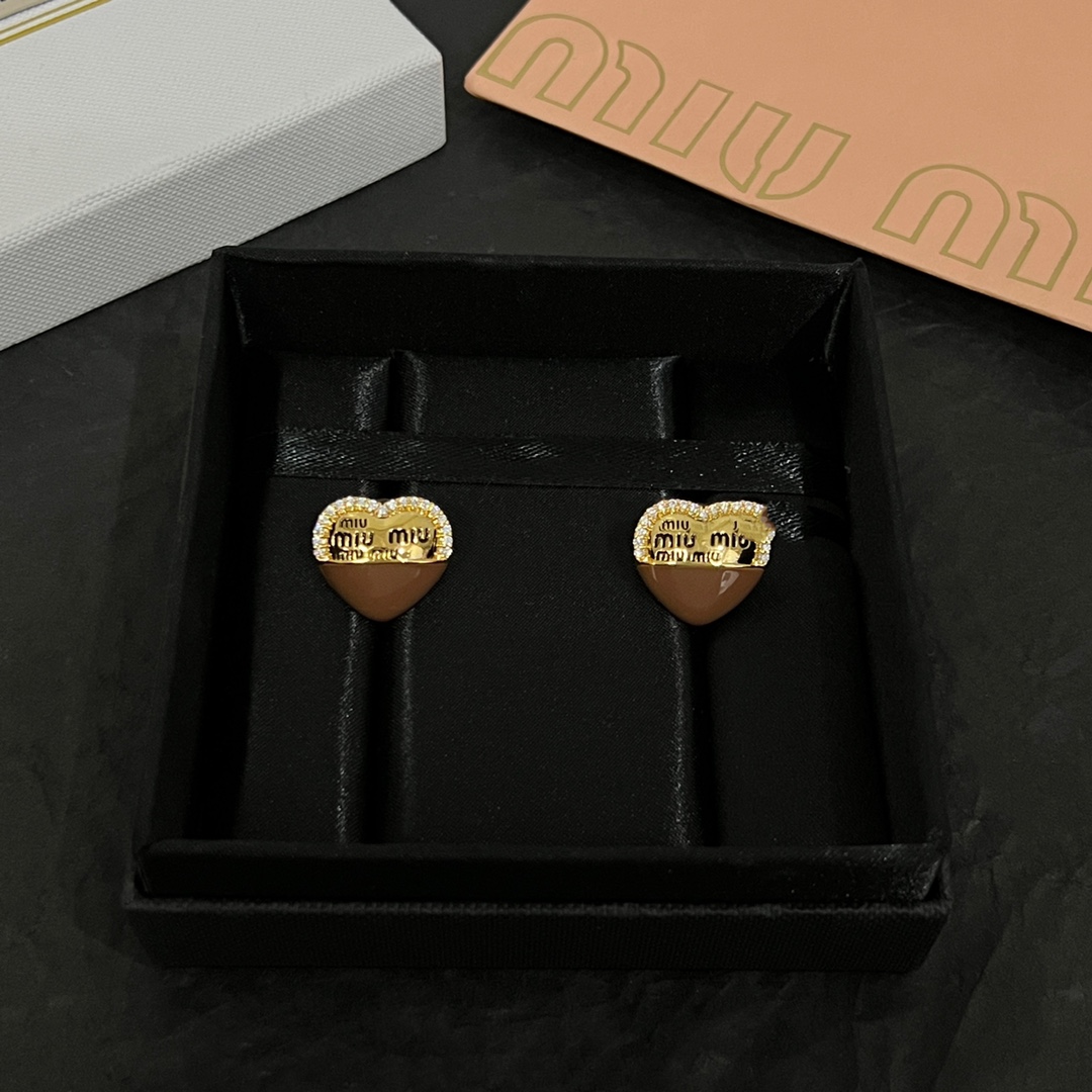 批70 miumiu  耳钉，设计感满满的小巧精致不挑脸型.非常百搭.