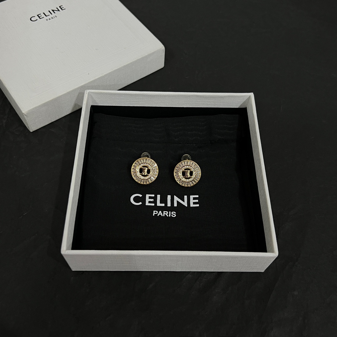 批70 Celine 赛琳 耳钉 品牌一直是卓越品质和精致时尚的代名词，来自法国的CÉLINE,在设计创意总监Phoebe Philo女士引领下,以利落廓形,奢华材质,巧妙用色,精确剪裁和精湛工艺,倾力打造极简现代,艺术摩登。