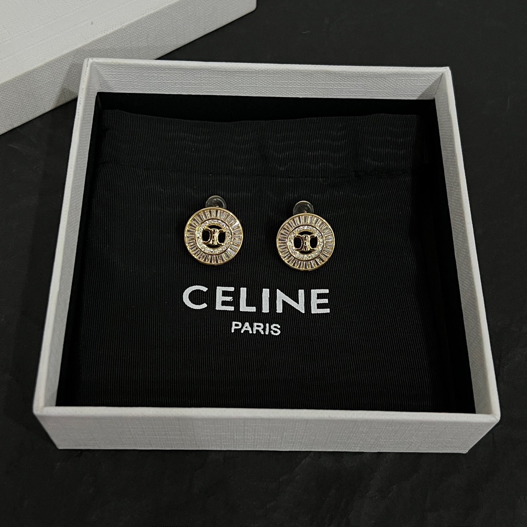 批70 Celine 赛琳 耳钉 品牌一直是卓越品质和精致时尚的代名词，来自法国的CÉLINE,在设计创意总监Phoebe Philo女士引领下,以利落廓形,奢华材质,巧妙用色,精确剪裁和精湛工艺,倾力打造极简现代,艺术摩登。