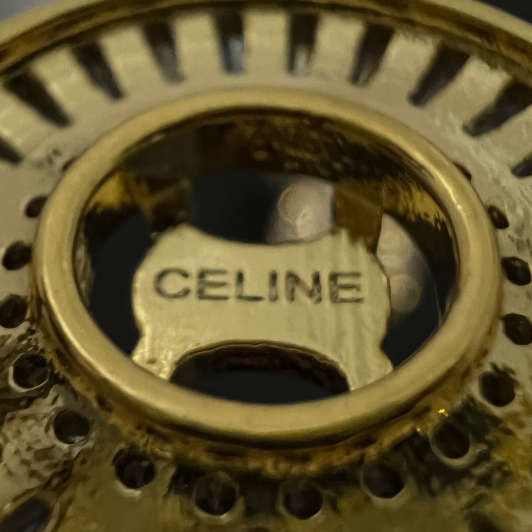 批70 Celine 赛琳 耳钉 品牌一直是卓越品质和精致时尚的代名词，来自法国的CÉLINE,在设计创意总监Phoebe Philo女士引领下,以利落廓形,奢华材质,巧妙用色,精确剪裁和精湛工艺,倾力打造极简现代,艺术摩登。