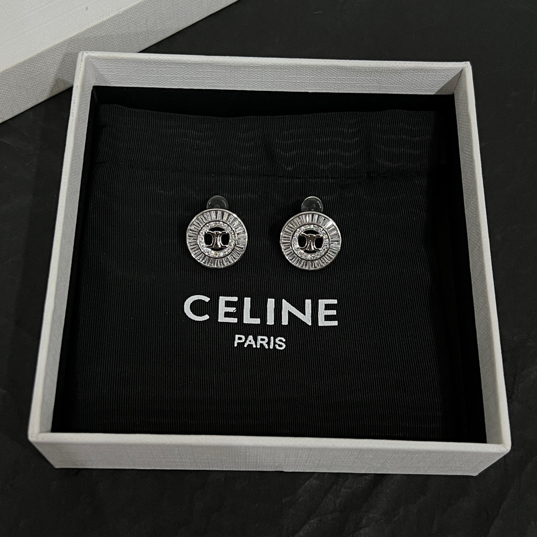 批70   Celine 赛琳 耳钉 品牌一直是卓越品质和精致时尚的代名词，来自法国的CÉLINE,在设计创意总监Phoebe Philo女士引领下,以利落廓形,奢华材质,巧妙用色,精确剪裁和精湛工艺,倾力打造极简现代,艺术摩登。