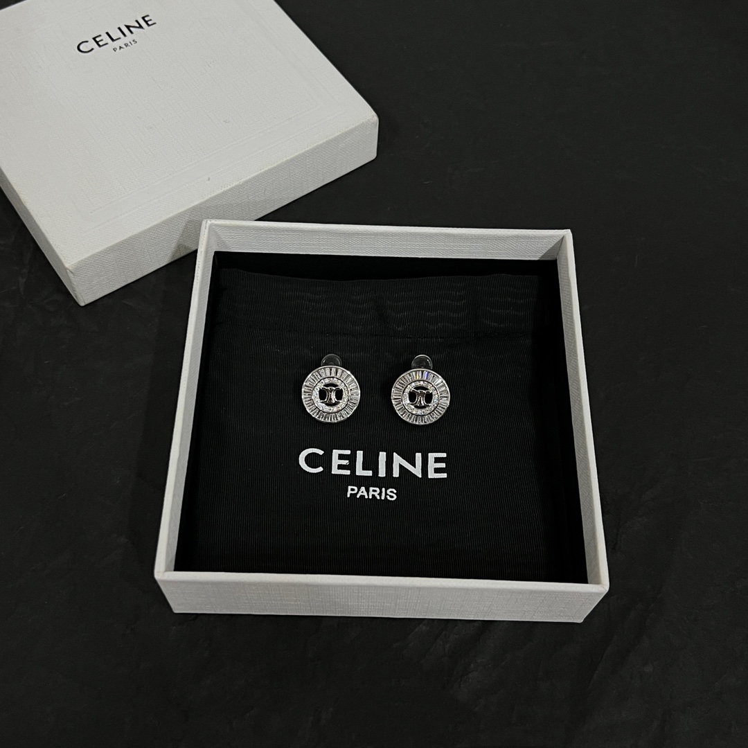 批70   Celine 赛琳 耳钉 品牌一直是卓越品质和精致时尚的代名词，来自法国的CÉLINE,在设计创意总监Phoebe Philo女士引领下,以利落廓形,奢华材质,巧妙用色,精确剪裁和精湛工艺,倾力打造极简现代,艺术摩登。