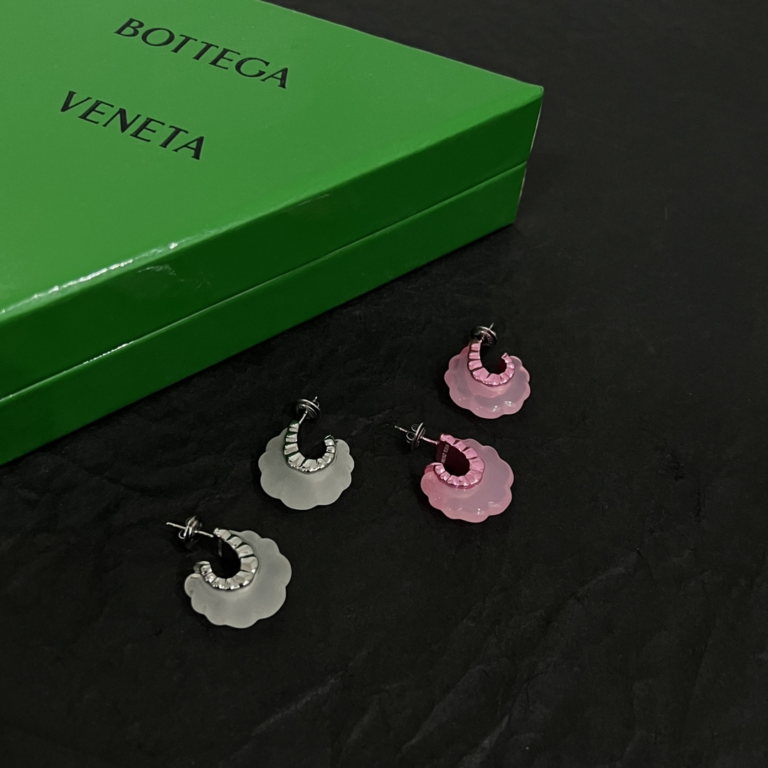 批80  Bottega Veneta 🆕BV 耳环  金属感十足  特别特别赞，整体细节非常令人惊喜，设计感十足，必须为世家的设计点个大大的赞，不仅带出个人自信及品味，款式典雅而时尚，突显法式高雅气息