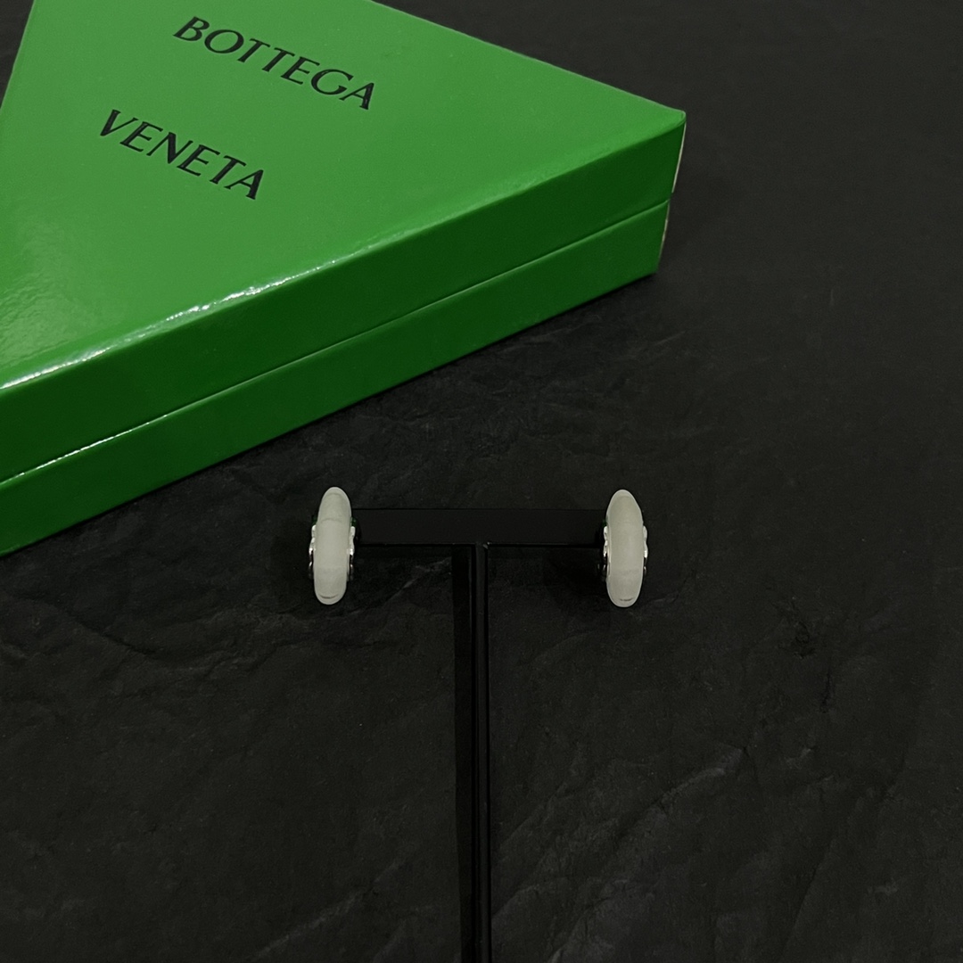 批80  Bottega Veneta 🆕BV 耳环  金属感十足  特别特别赞，整体细节非常令人惊喜，设计感十足，必须为世家的设计点个大大的赞，不仅带出个人自信及品味，款式典雅而时尚，突显法式高雅气息