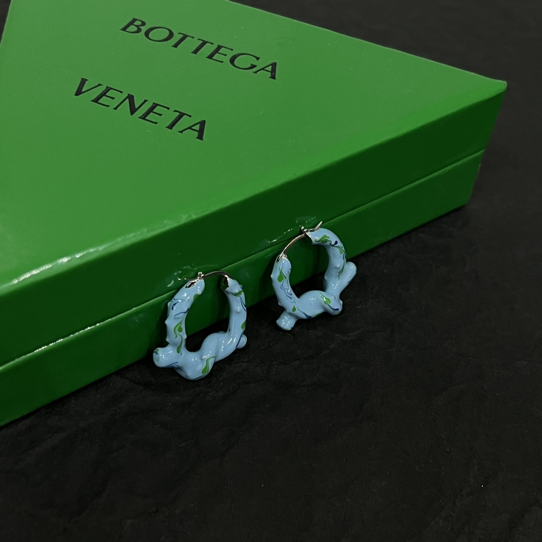 批80 Bottega Veneta 🆕BV 耳环  金属感十足  特别特别赞，整体细节非常令人惊喜，设计感十足，必须为世家的设计点个大大的赞，不仅带出个人自信及品味，款式典雅而时尚，突显法式高雅气息 ❗️