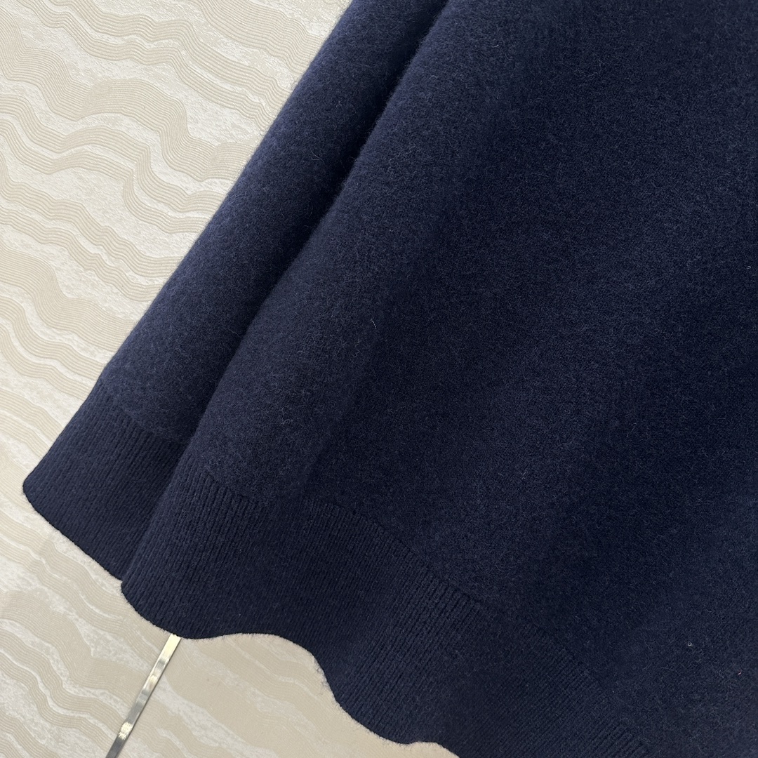 High-Quality Single-Handed Female Wool Suit with V-Collar and Oversize Top - 图片 4