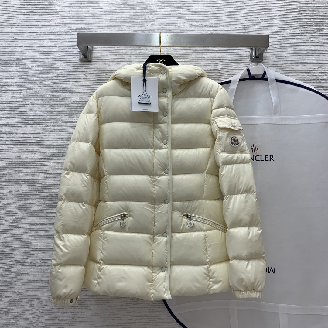 NO:586567,Equipped with dust bag, style number G24092975 Moncler*, the highest customized version for the mouth!  National standard 90 white goose down filling, original molded custom logo hardware accessories!  Small waist slimming fluffy full thickened hooded down jacket comes with a dust bag!  Apricot, black, 0.1.2.3/SMLXL (size 1 bust 94, waist 78, sleeve length 53, dress length 64),,Moncler,jackets & coats,down jacket,hats,alexander wang19860909配防尘袋款号G24092975 Moncler*蒙口顶级定制最高版本！国标90白鹅绒填充物、原版开模定制logo五金配件！小蛮腰显瘦蓬松饱满加厚连帽羽绒服外套赠送防尘袋！杏色、黑色、0.1.2.3/SMLXL（1码胸围94,腰部78,袖长53,衣长64）,,Moncler,jackets & coats,down jacket,hats,alexander wang,Women's clothing