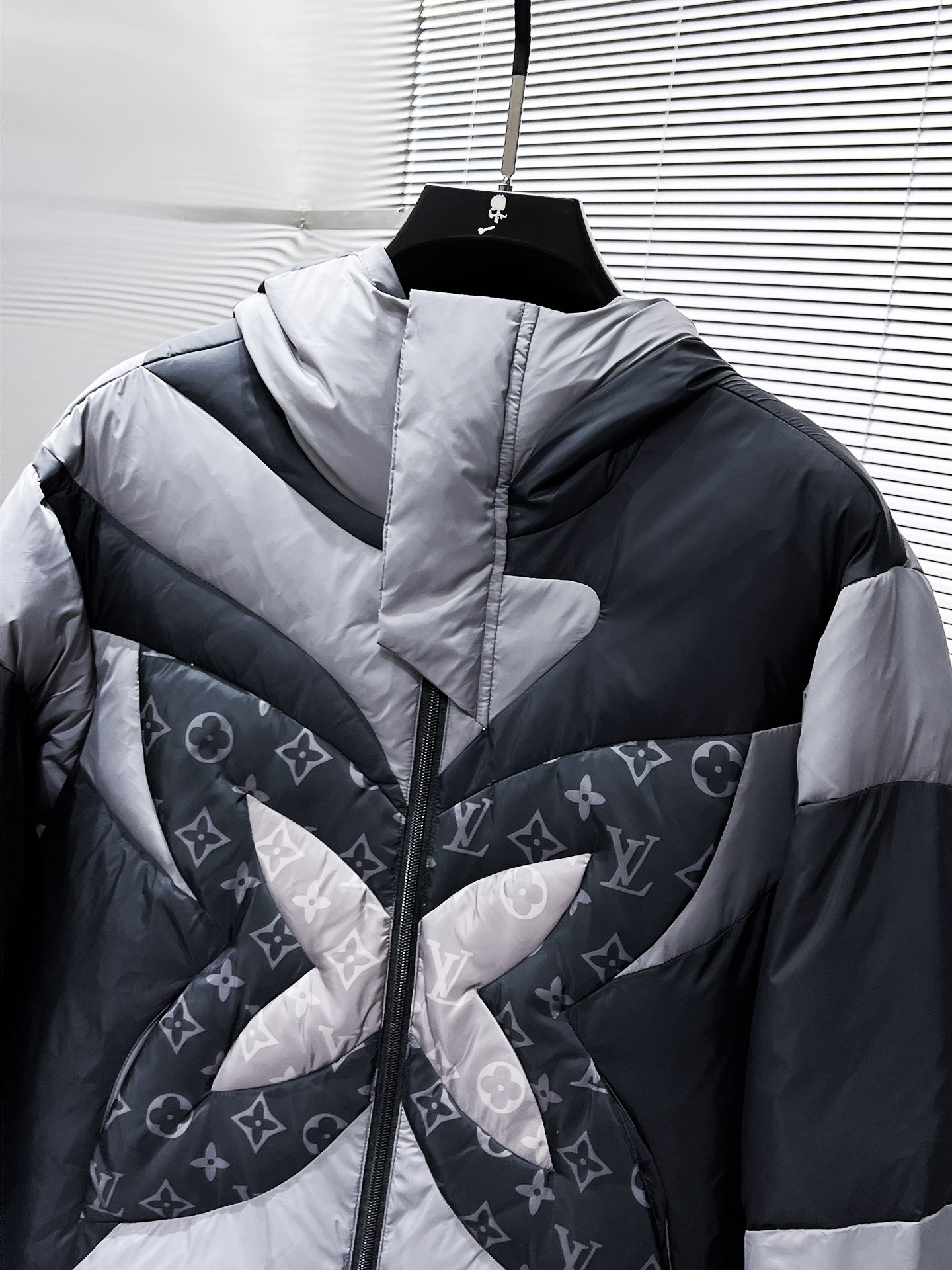 P470  路易威登  LV  2025秋冬新款连帽羽绒服外套，爆款来袭，高版本。内充90绒，蓬松又保暖，品相超级好。进口防风防雨面料，软糯亲肤，抗皱不沾灰，立挺有型，时尚绝绝子；奢华有型，辨识度极高；一眼就能看到的好品质。男女同款。适合凹各种造型，内搭随意，时尚感爆棚。码数 46-54
