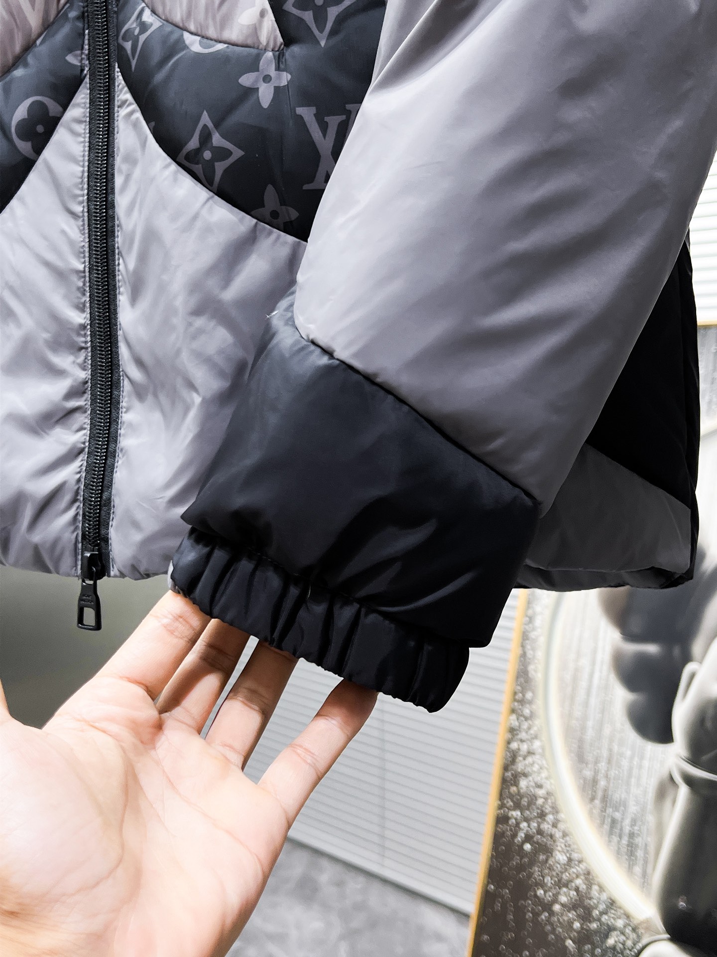 P470  路易威登  LV  2025秋冬新款连帽羽绒服外套，爆款来袭，高版本。内充90绒，蓬松又保暖，品相超级好。进口防风防雨面料，软糯亲肤，抗皱不沾灰，立挺有型，时尚绝绝子；奢华有型，辨识度极高；一眼就能看到的好品质。男女同款。适合凹各种造型，内搭随意，时尚感爆棚。码数 46-54