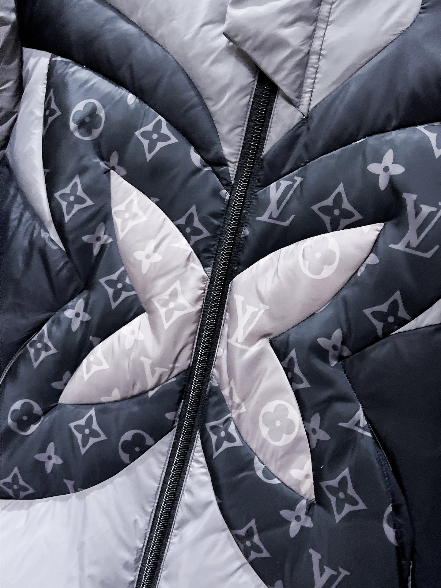 P470  路易威登  LV  2025秋冬新款连帽羽绒服外套，爆款来袭，高版本。内充90绒，蓬松又保暖，品相超级好。进口防风防雨面料，软糯亲肤，抗皱不沾灰，立挺有型，时尚绝绝子；奢华有型，辨识度极高；一眼就能看到的好品质。男女同款。适合凹各种造型，内搭随意，时尚感爆棚。码数 46-54