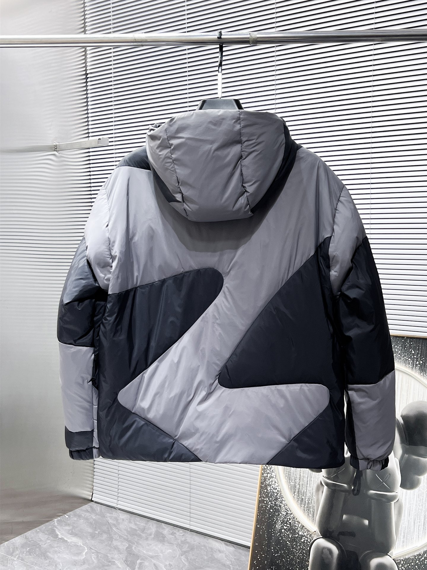 P470  路易威登  LV  2025秋冬新款连帽羽绒服外套，爆款来袭，高版本。内充90绒，蓬松又保暖，品相超级好。进口防风防雨面料，软糯亲肤，抗皱不沾灰，立挺有型，时尚绝绝子；奢华有型，辨识度极高；一眼就能看到的好品质。男女同款。适合凹各种造型，内搭随意，时尚感爆棚。码数 46-54