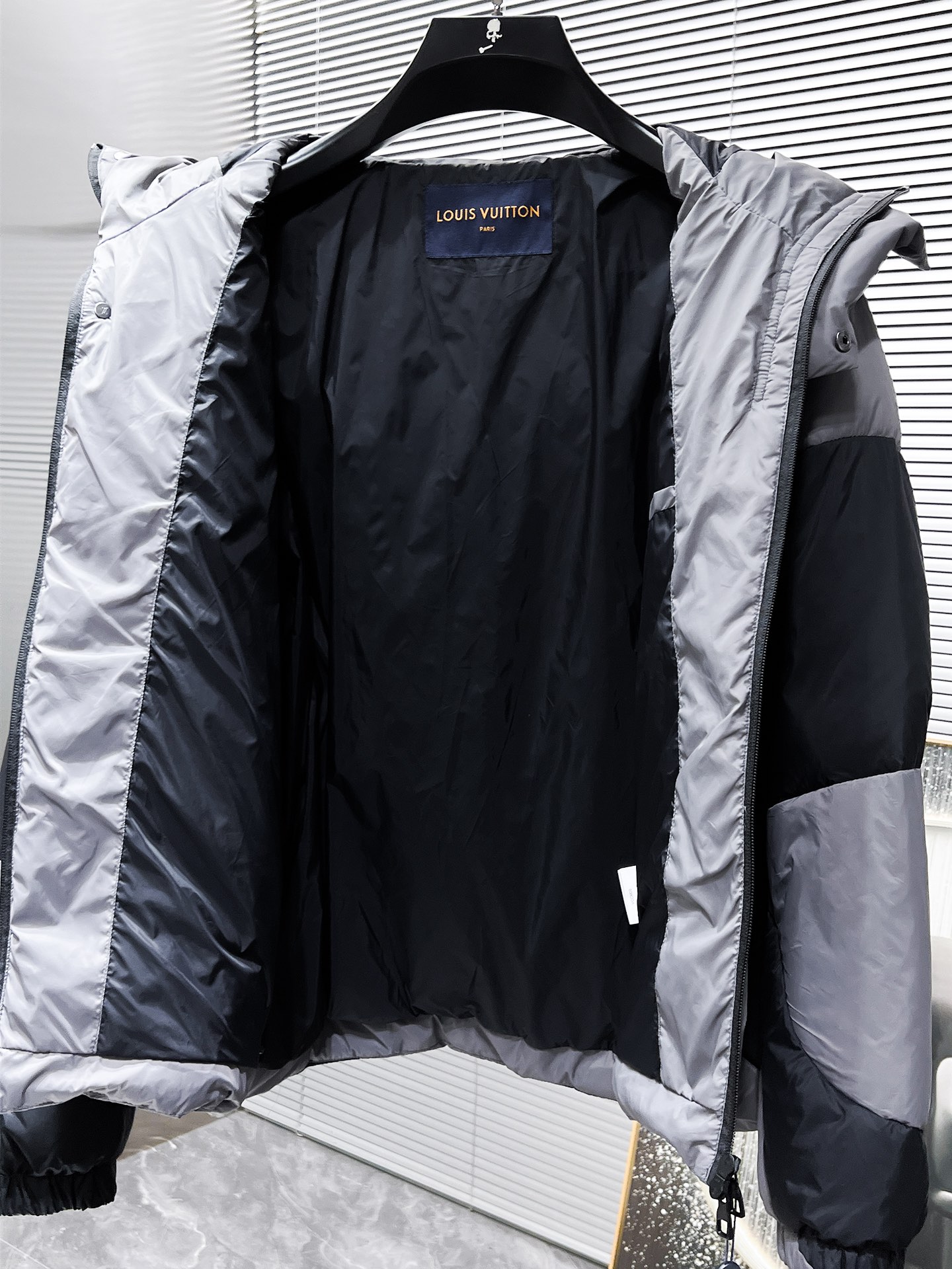 P470  路易威登  LV  2025秋冬新款连帽羽绒服外套，爆款来袭，高版本。内充90绒，蓬松又保暖，品相超级好。进口防风防雨面料，软糯亲肤，抗皱不沾灰，立挺有型，时尚绝绝子；奢华有型，辨识度极高；一眼就能看到的好品质。男女同款。适合凹各种造型，内搭随意，时尚感爆棚。码数 46-54