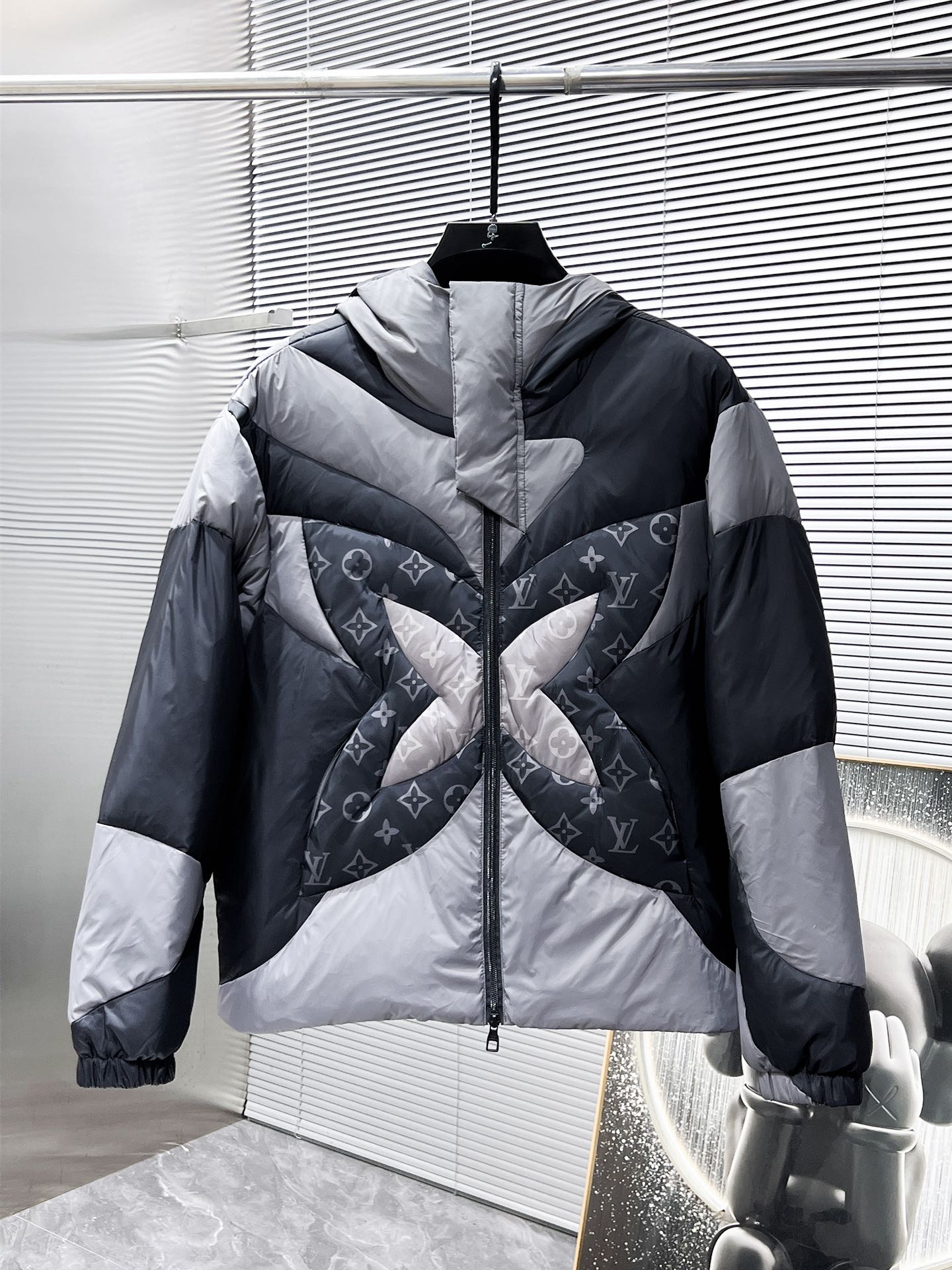 P470  路易威登  LV  2025秋冬新款连帽羽绒服外套，爆款来袭，高版本。内充90绒，蓬松又保暖，品相超级好。进口防风防雨面料，软糯亲肤，抗皱不沾灰，立挺有型，时尚绝绝子；奢华有型，辨识度极高；一眼就能看到的好品质。男女同款。适合凹各种造型，内搭随意，时尚感爆棚。码数 46-54