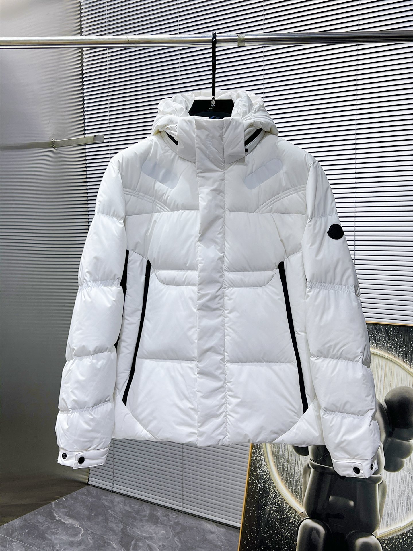 P470  蒙口  moncler  2025秋冬新款连帽羽绒服外套，爆款来袭，高版本。内充90绒，蓬松又保暖，品相超级好。进口防风防雨面料，软糯亲肤，抗皱不沾灰，立挺有型，时尚绝绝子；奢华有型，辨识度极高；一眼就能看到的好品质。男女同款。适合凹各种造型，内搭随意，时尚感爆棚。码数 1-5