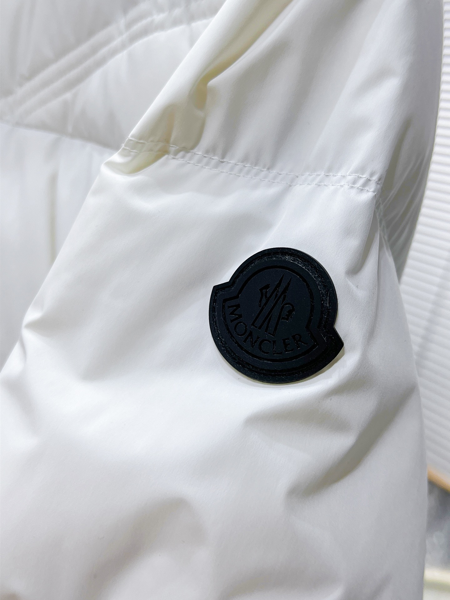 P470  蒙口  moncler  2025秋冬新款连帽羽绒服外套，爆款来袭，高版本。内充90绒，蓬松又保暖，品相超级好。进口防风防雨面料，软糯亲肤，抗皱不沾灰，立挺有型，时尚绝绝子；奢华有型，辨识度极高；一眼就能看到的好品质。男女同款。适合凹各种造型，内搭随意，时尚感爆棚。码数 1-5