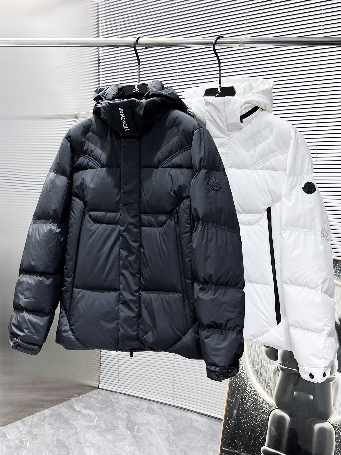 P470  蒙口  moncler  2025秋冬新款连帽羽绒服外套，爆款来袭，高版本。内充90绒，蓬松又保暖，品相超级好。进口防风防雨面料，软糯亲肤，抗皱不沾灰，立挺有型，时尚绝绝子；奢华有型，辨识度极高；一眼就能看到的好品质。男女同款。适合凹各种造型，内搭随意，时尚感爆棚。码数 1-5