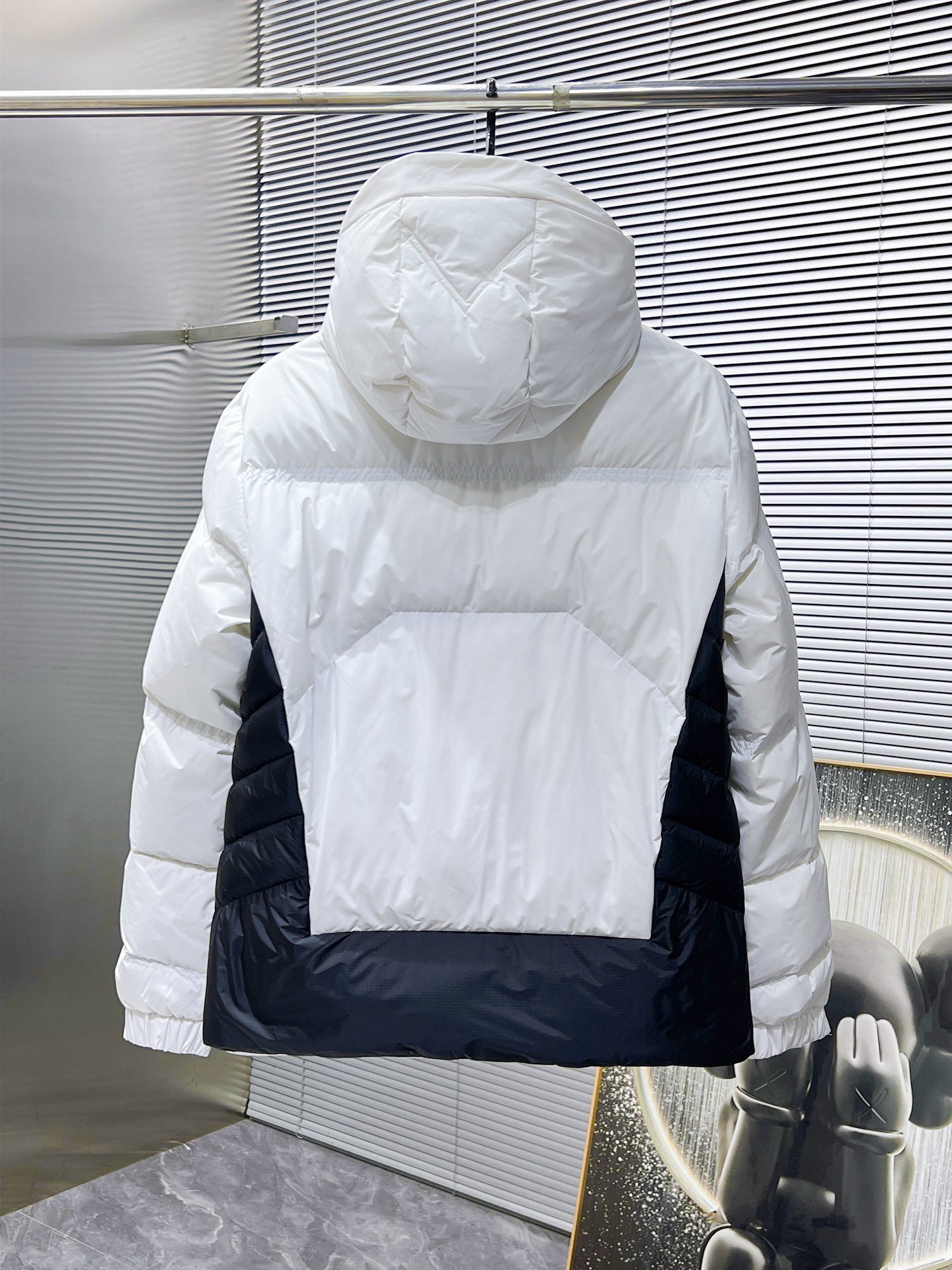 P470  蒙口  moncler  2025秋冬新款连帽羽绒服外套，爆款来袭，高版本。内充90绒，蓬松又保暖，品相超级好。进口防风防雨面料，软糯亲肤，抗皱不沾灰，立挺有型，时尚绝绝子；奢华有型，辨识度极高；一眼就能看到的好品质。男女同款。适合凹各种造型，内搭随意，时尚感爆棚。码数 1-5
