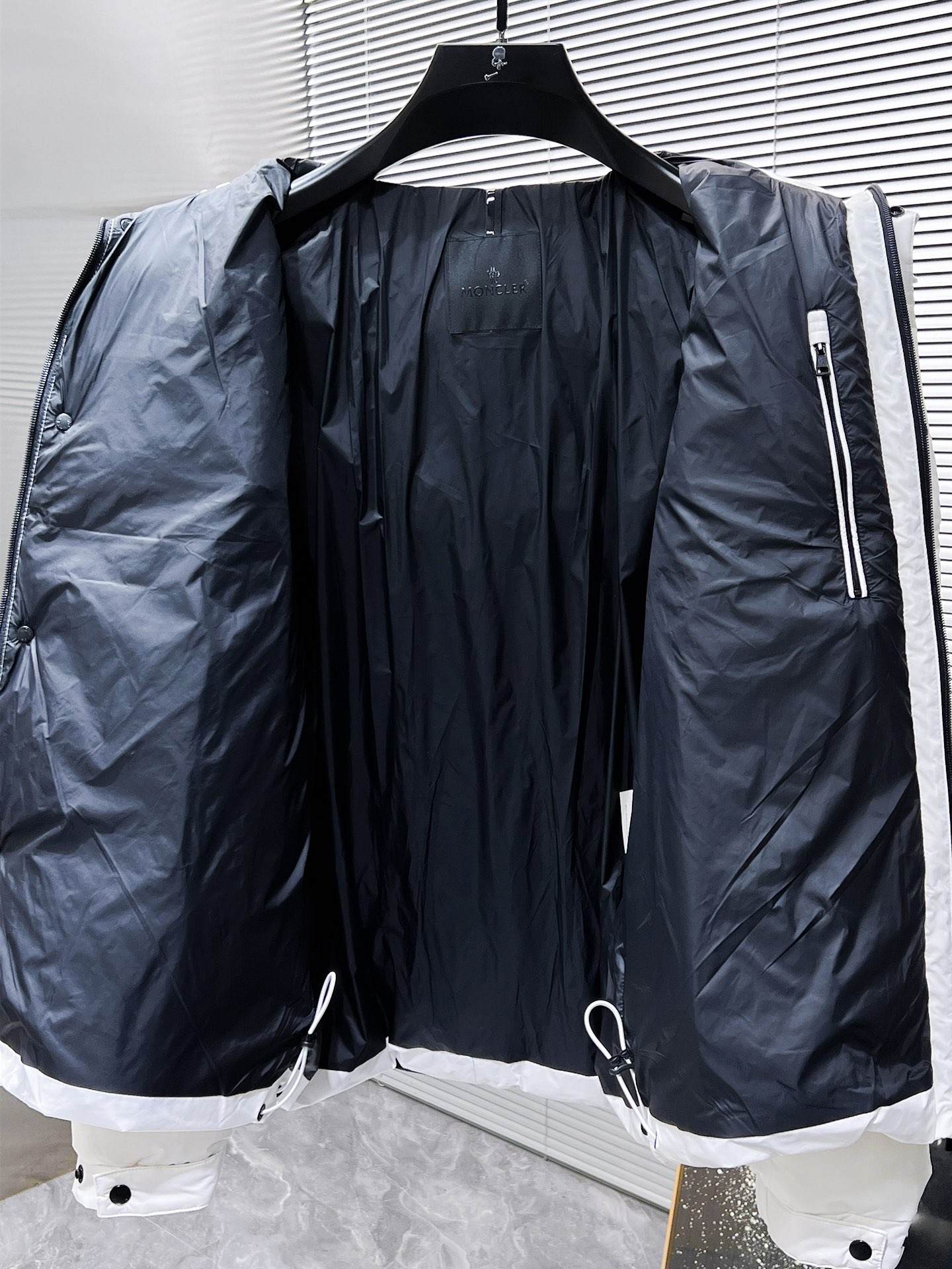 P470  蒙口  moncler  2025秋冬新款连帽羽绒服外套，爆款来袭，高版本。内充90绒，蓬松又保暖，品相超级好。进口防风防雨面料，软糯亲肤，抗皱不沾灰，立挺有型，时尚绝绝子；奢华有型，辨识度极高；一眼就能看到的好品质。男女同款。适合凹各种造型，内搭随意，时尚感爆棚。码数 1-5